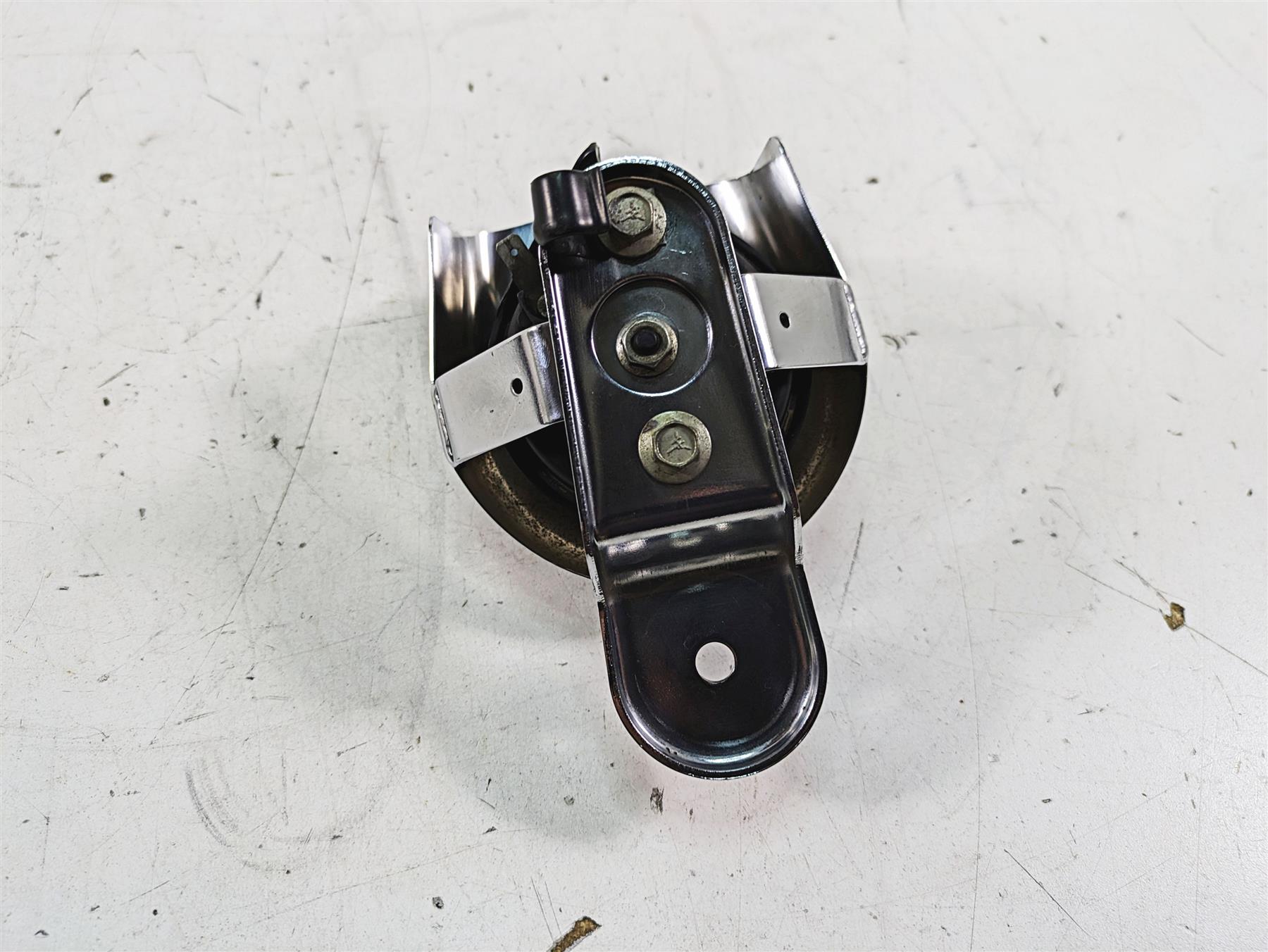 2008 Harley FLHTCU Electra Glide Horn + Chrome Cover 61300478A {{ shop.shopifyCountryName }} - Mototech271