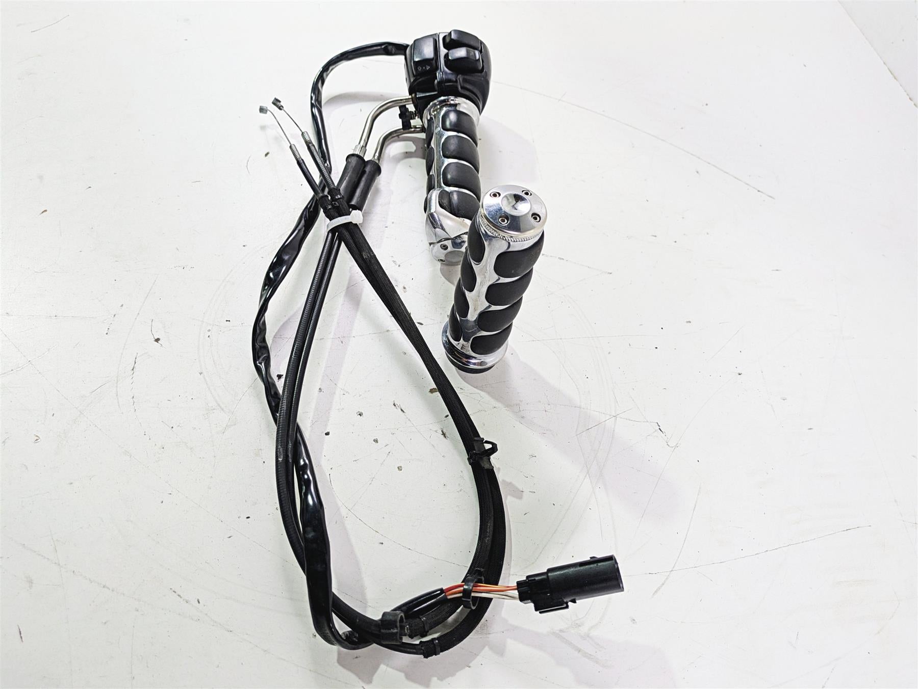 2011 Harley FXDC Dyna Super Glide Right Hand Control Switch & Grips 71684-06A {{ shop.shopifyCountryName }} - Mototech271