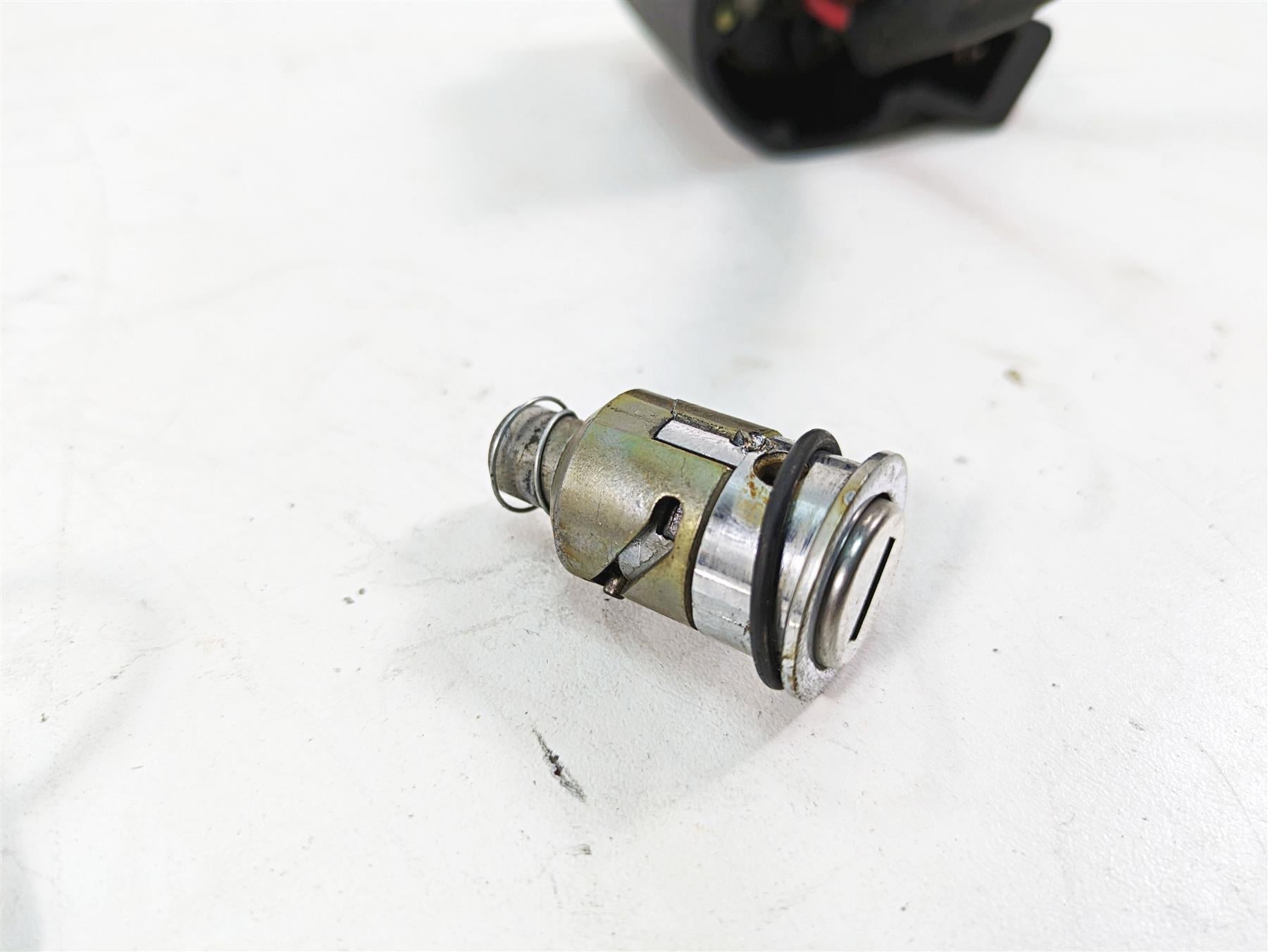 2006 Harley Sportster XL1200 Ignition Switch Steering Lock Key Set Read 71441-94 {{ shop.shopifyCountryName }} - Mototech271