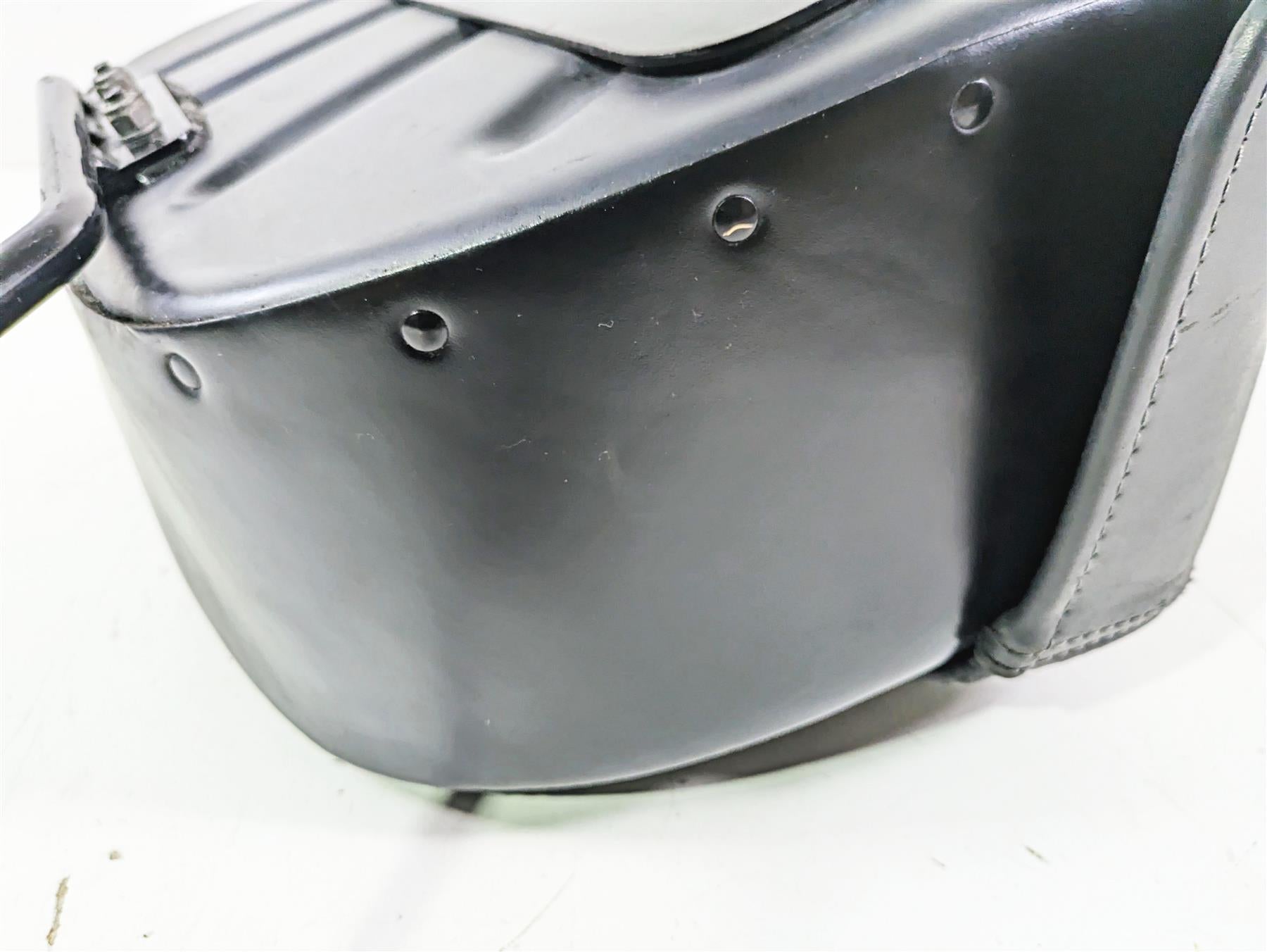 2004 Harley Softail FLSTF Fat Boy Left Side Saddlebag + Mount 90452-04 {{ shop.shopifyCountryName }} - Mototech271