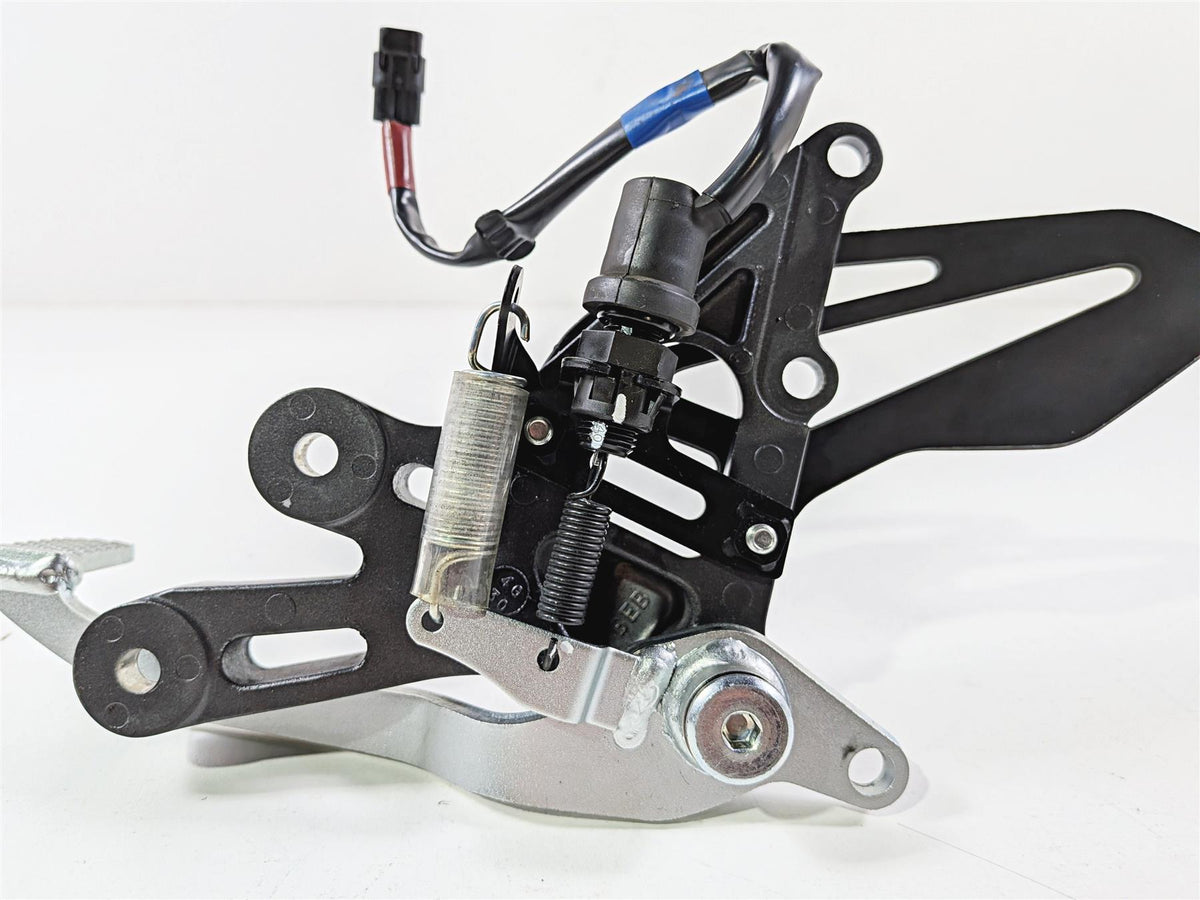 2025 Yamaha YZF R7 Right Foot Peg Mount & Brake Pedal BEB-27443-00 BEB-27211-00 {{ shop.shopifyCountryName }} - Mototech271