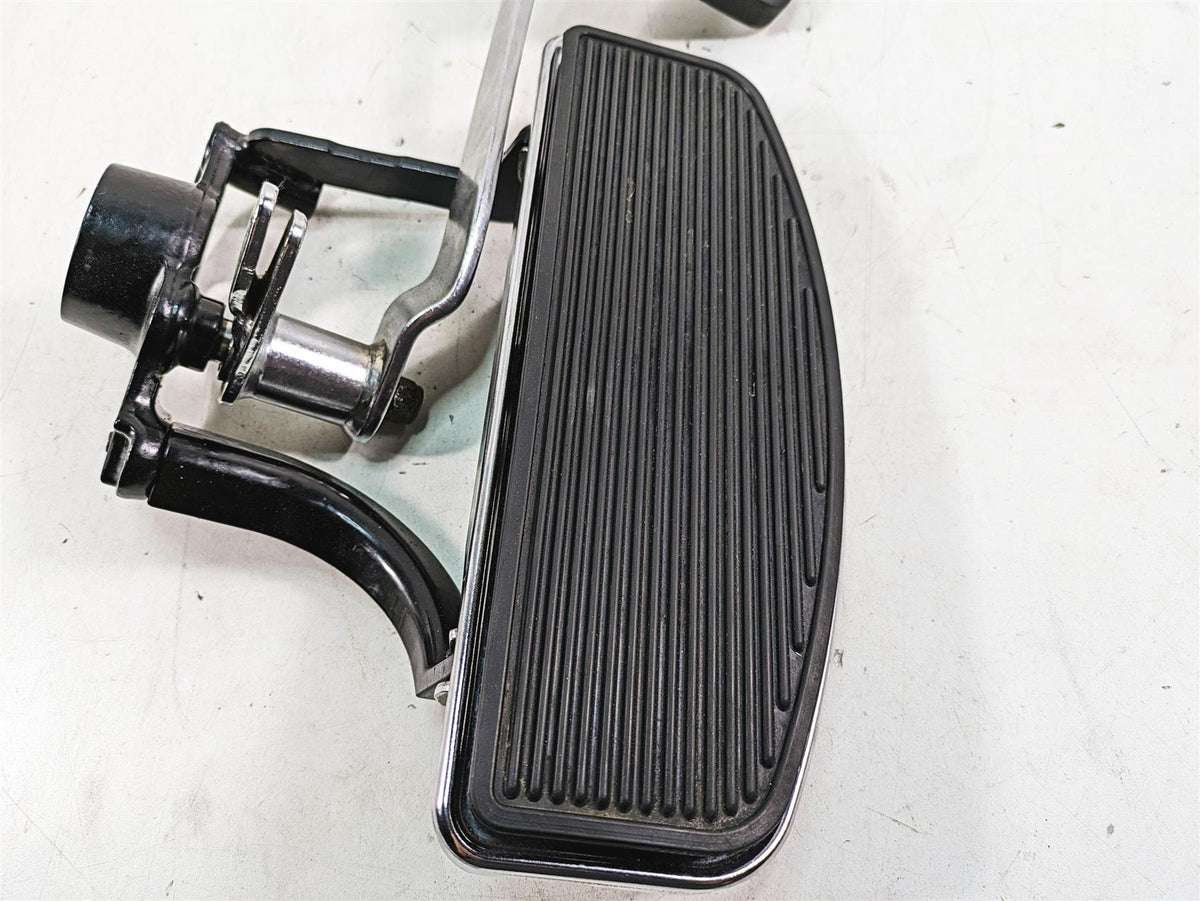 2010 Harley Touring FLHTCU Electra Glide Right Floorboard + Brake Pedal 50621-06 {{ shop.shopifyCountryName }} - Mototech271