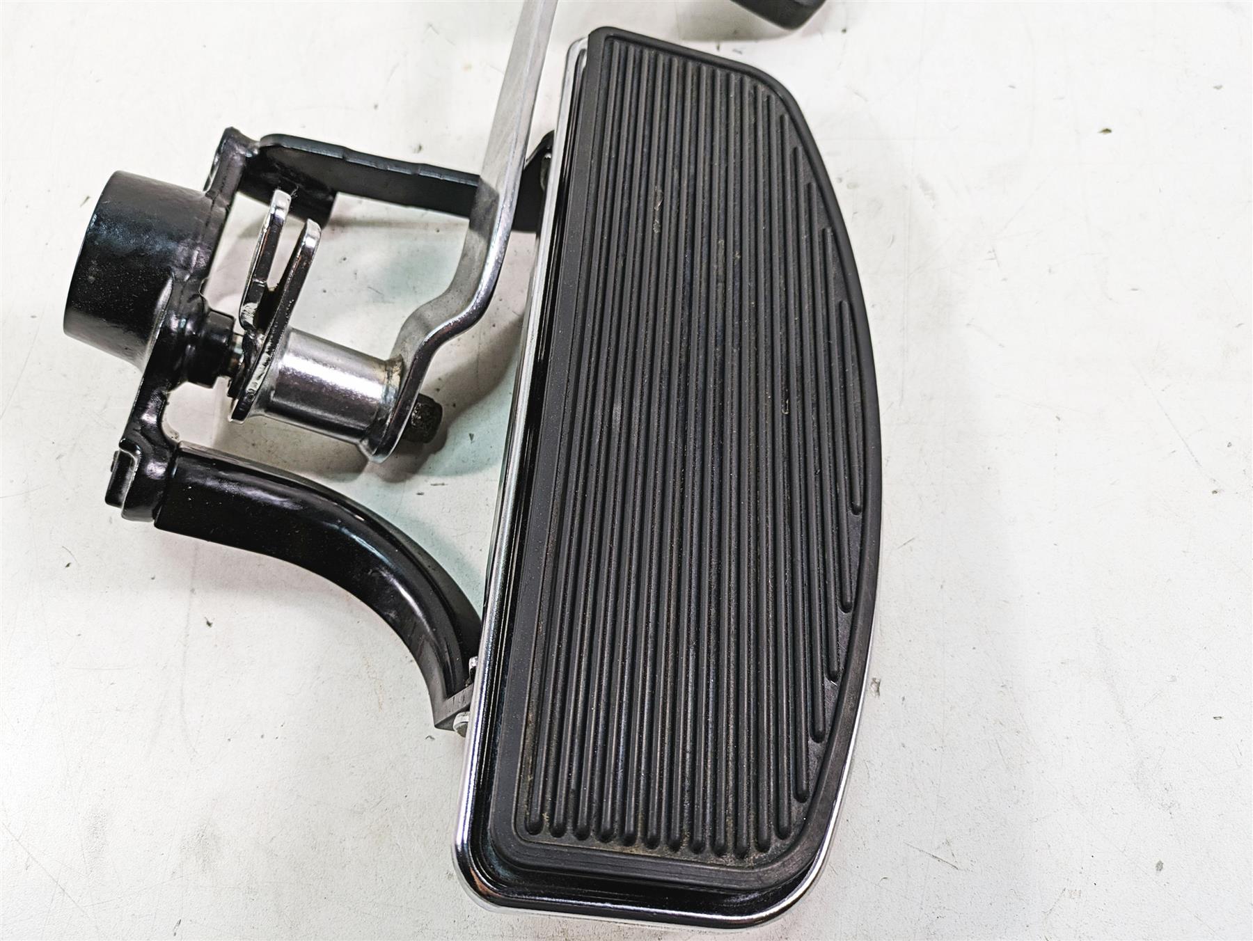 2010 Harley Touring FLHTCU Electra Glide Right Floorboard + Brake Pedal 50621-06 {{ shop.shopifyCountryName }} - Mototech271
