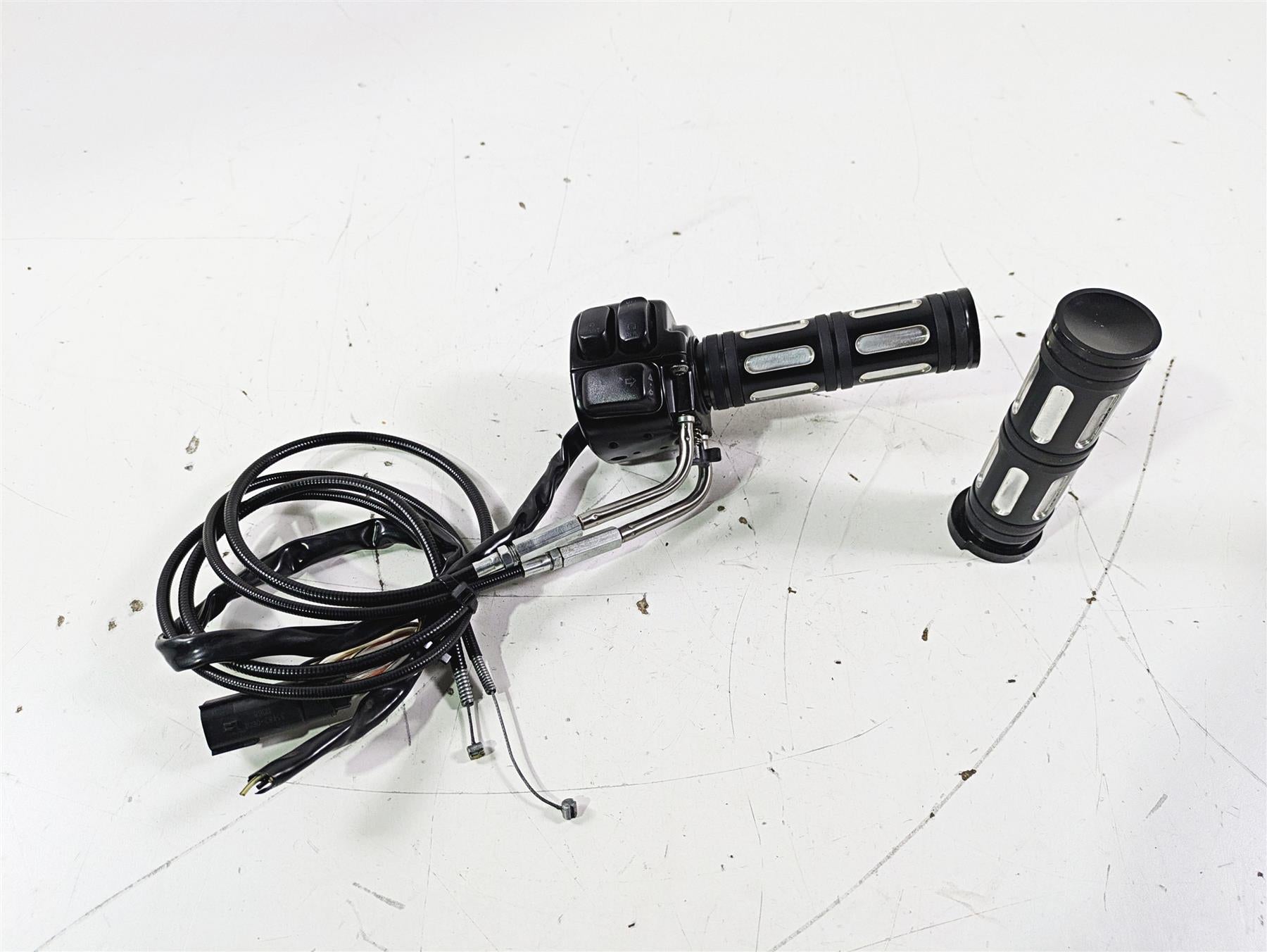 2012 Harley VRSCF Muscle V Rod Right Hand Control Switch - Read 71684-06A {{ shop.shopifyCountryName }} - Mototech271
