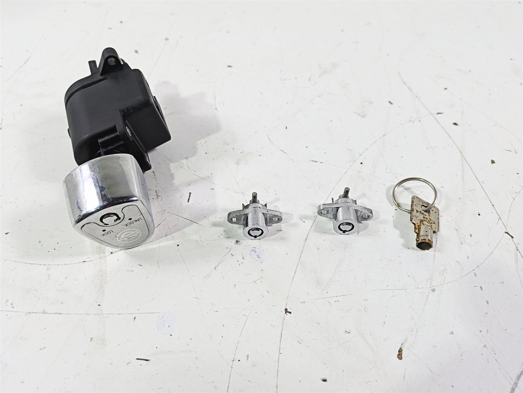 2007 Harley Touring FLHTCU SE CVO E-Glide Ignition Switch Key Lock Set 71572-06 {{ shop.shopifyCountryName }} - Mototech271