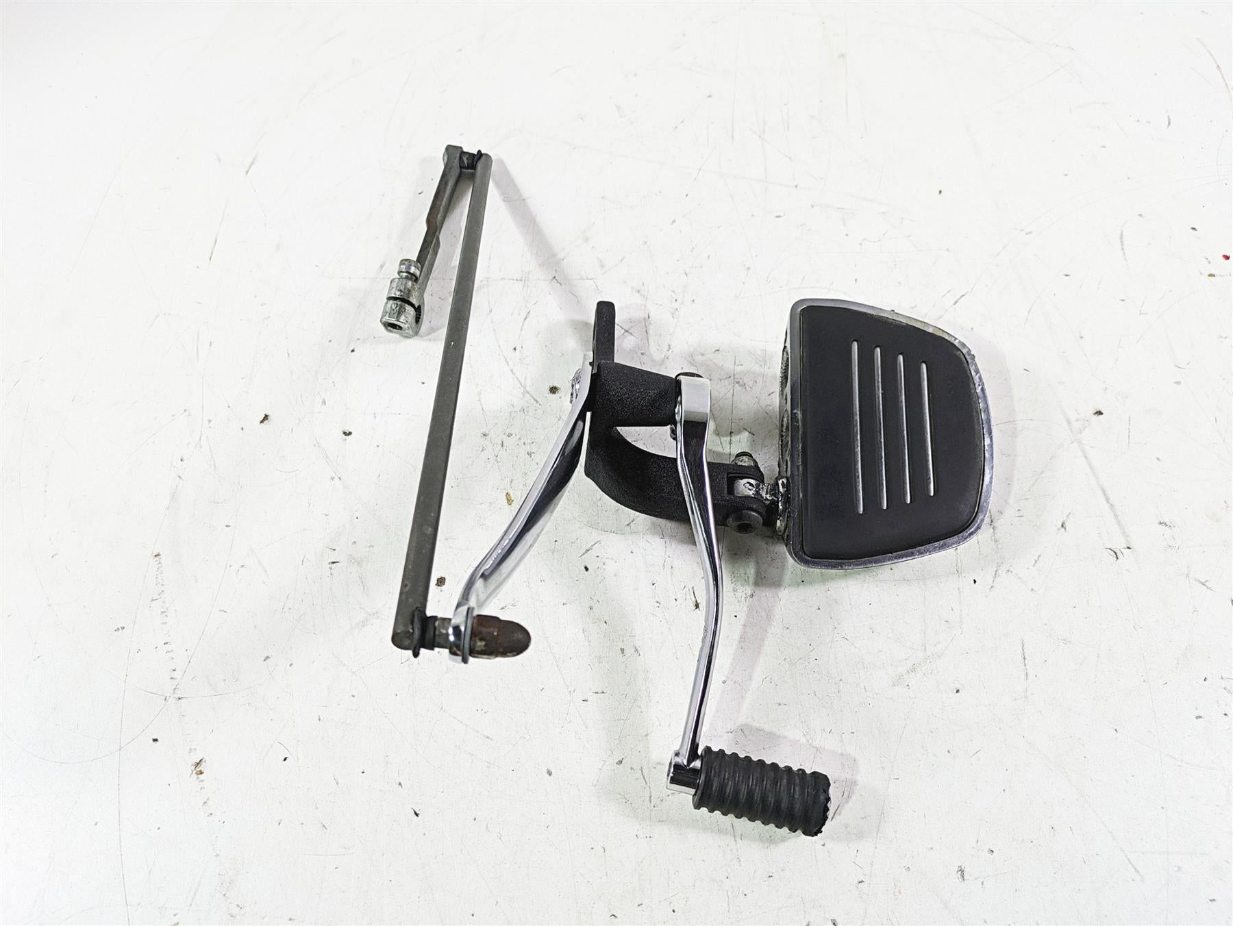 2013 Harley FXDWG Dyna Wide Glide Left Floorboard + Fw Controls - Read 33693-03 {{ shop.shopifyCountryName }} - Mototech271
