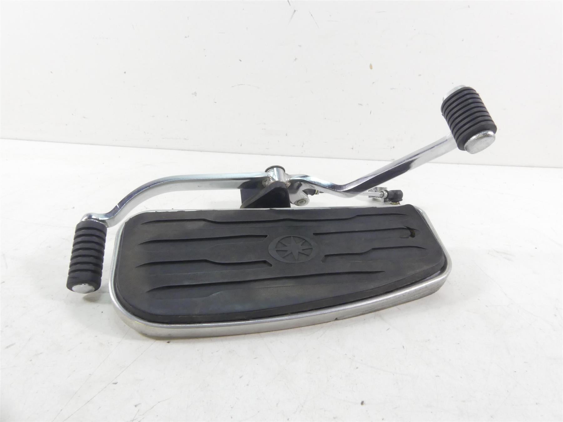 2002 Yamaha XVS1100 V-Star Left Footboard Floor Board + Shifter 5KS-27410-00-00 {{ shop.shopifyCountryName }} - Mototech271