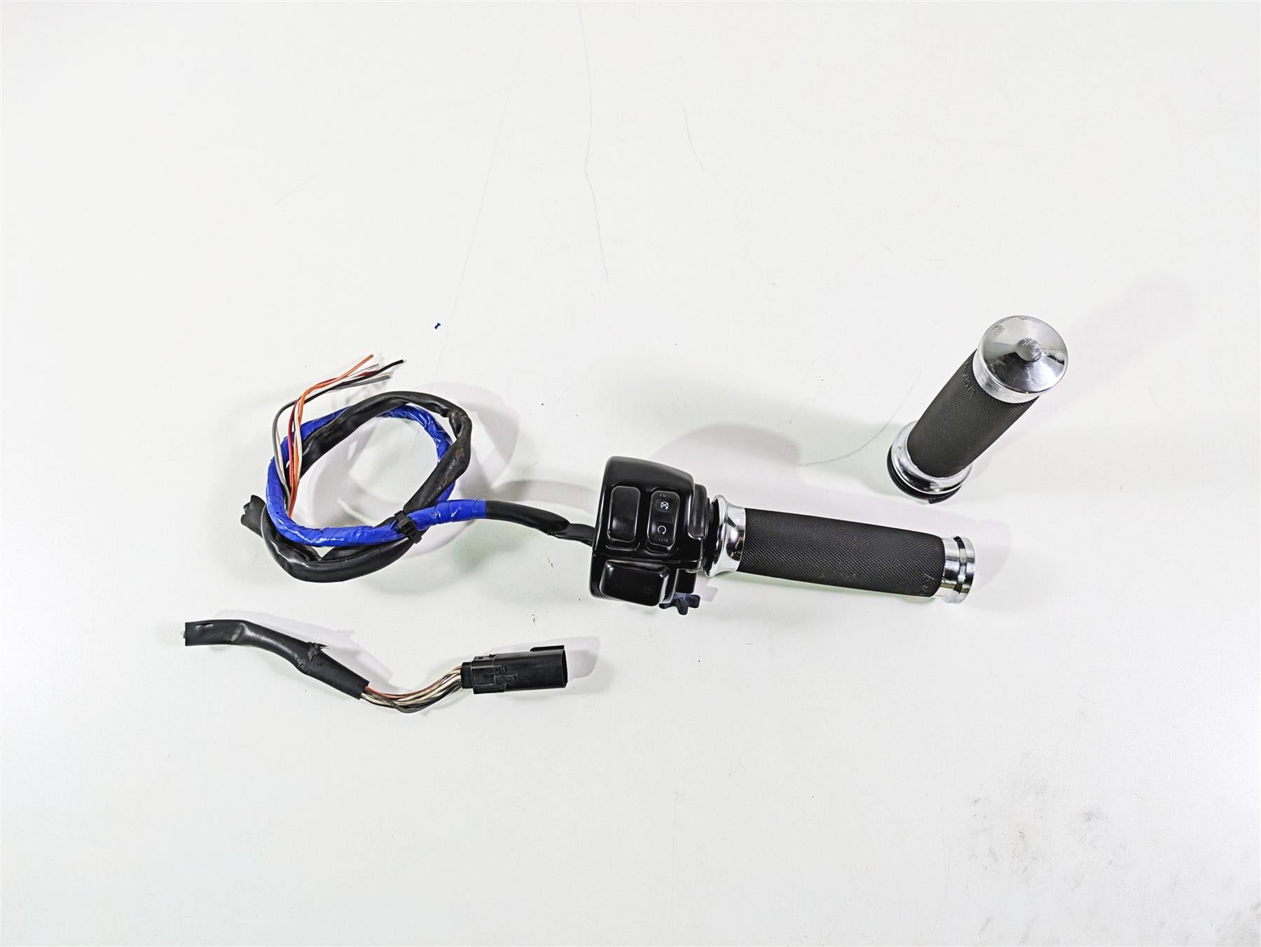 2009 Harley FLSTSB Cross Bones Right Hand Control Switch - Read 71684-06A {{ shop.shopifyCountryName }} - Mototech271