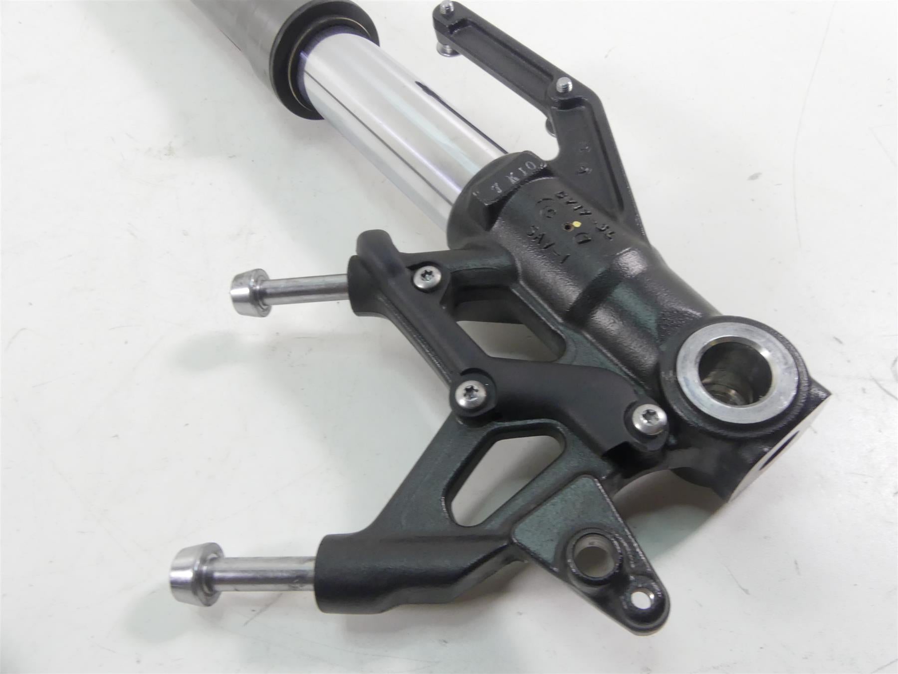 2018 Triumph Street Triple 765RS Front Straight Showa Forks T2041654 T2041653 {{ shop.shopifyCountryName }} - Mototech271
