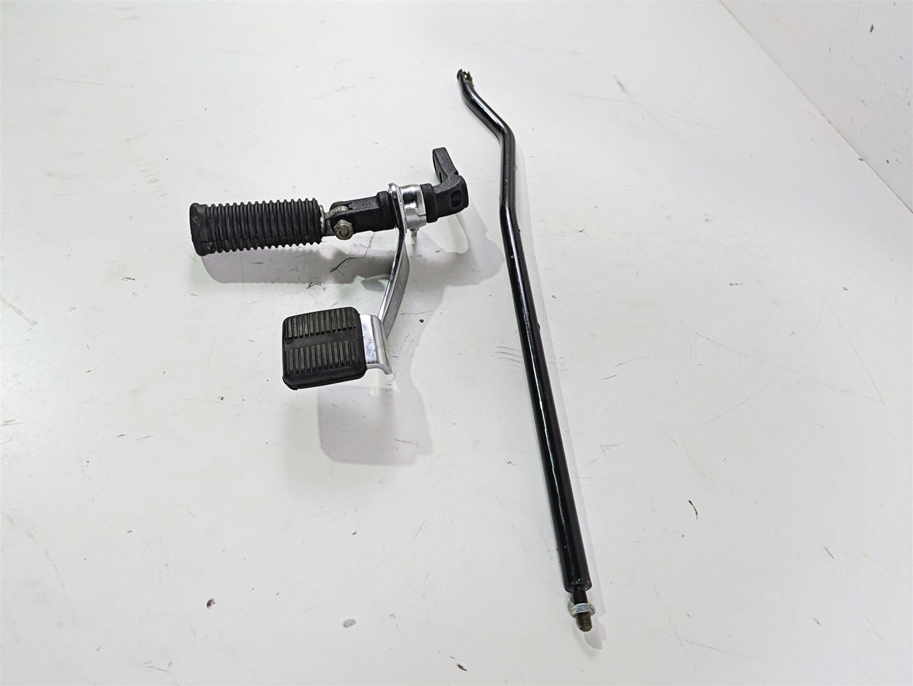 2015 Harley FXDF Dyna Fat Bob Front Right Fw Foot peg & Brake Pedal 42663-03A {{ shop.shopifyCountryName }} - Mototech271