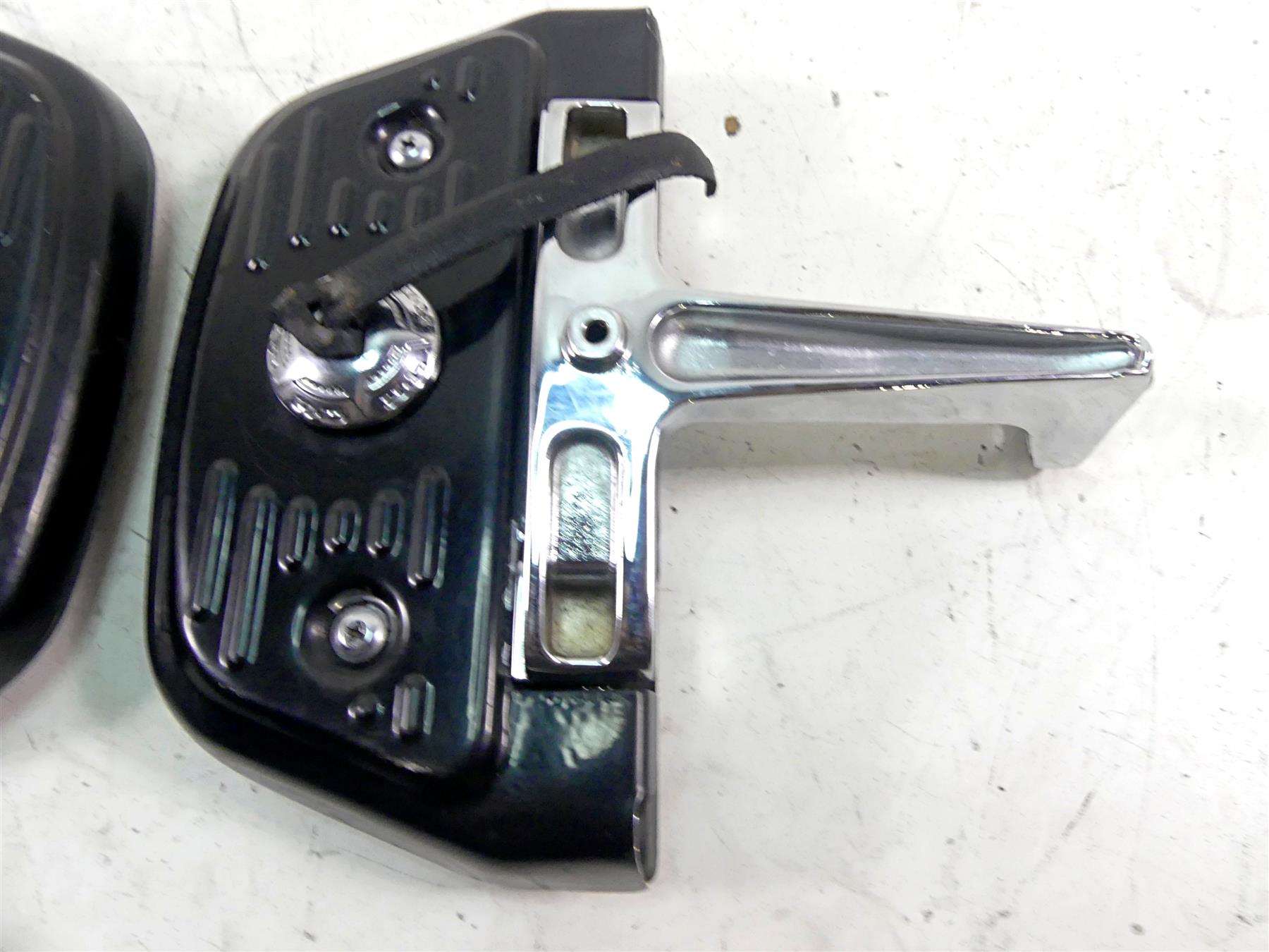 2002 Harley Touring FLHTC Electra Glide Passenger Floor Board Set 52719-93B {{ shop.shopifyCountryName }} - Mototech271