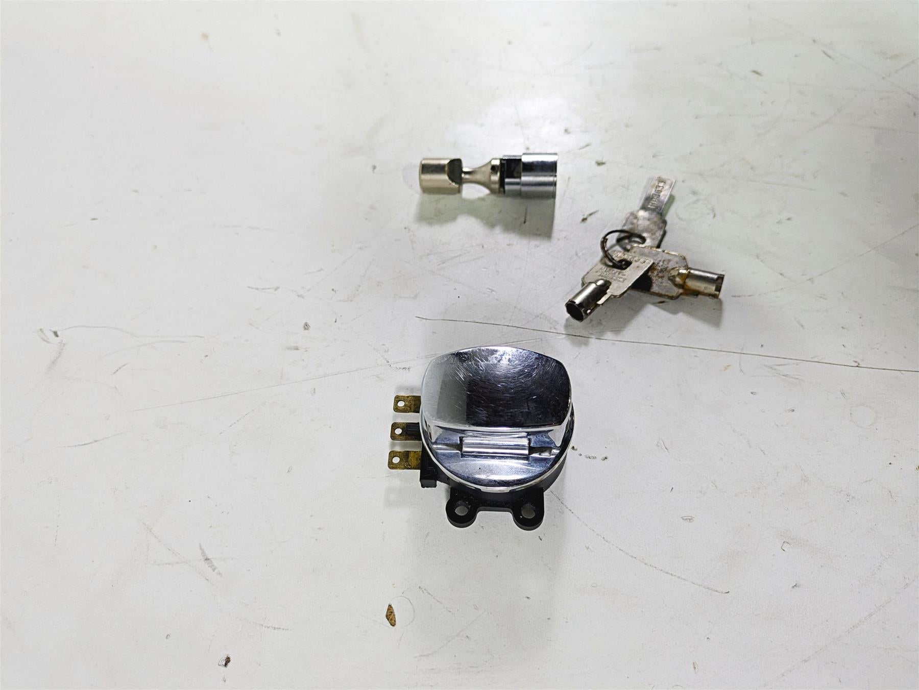 2003 Harley Softail FXSTDI Deuce 100th Ignition Switch Key Lock Set 71450-04 {{ shop.shopifyCountryName }} - Mototech271