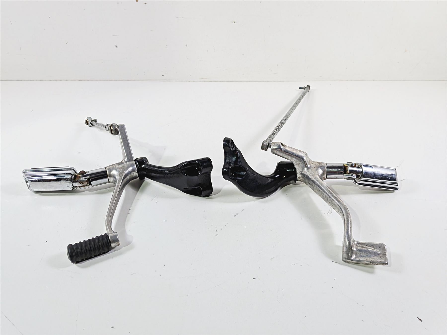 2006 Harley Sportster XL883 Low Left Right Front FW Foot Control Set 42651-04 {{ shop.shopifyCountryName }} - Mototech271