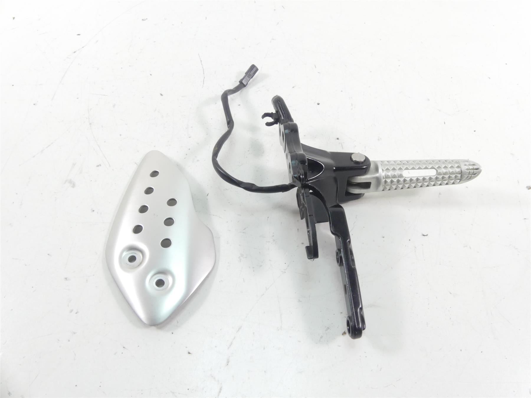 2017 Triumph Thruxton 1200 R Right Front Footpeg Foot Peg + Bracket T2081084 {{ shop.shopifyCountryName }} - Mototech271
