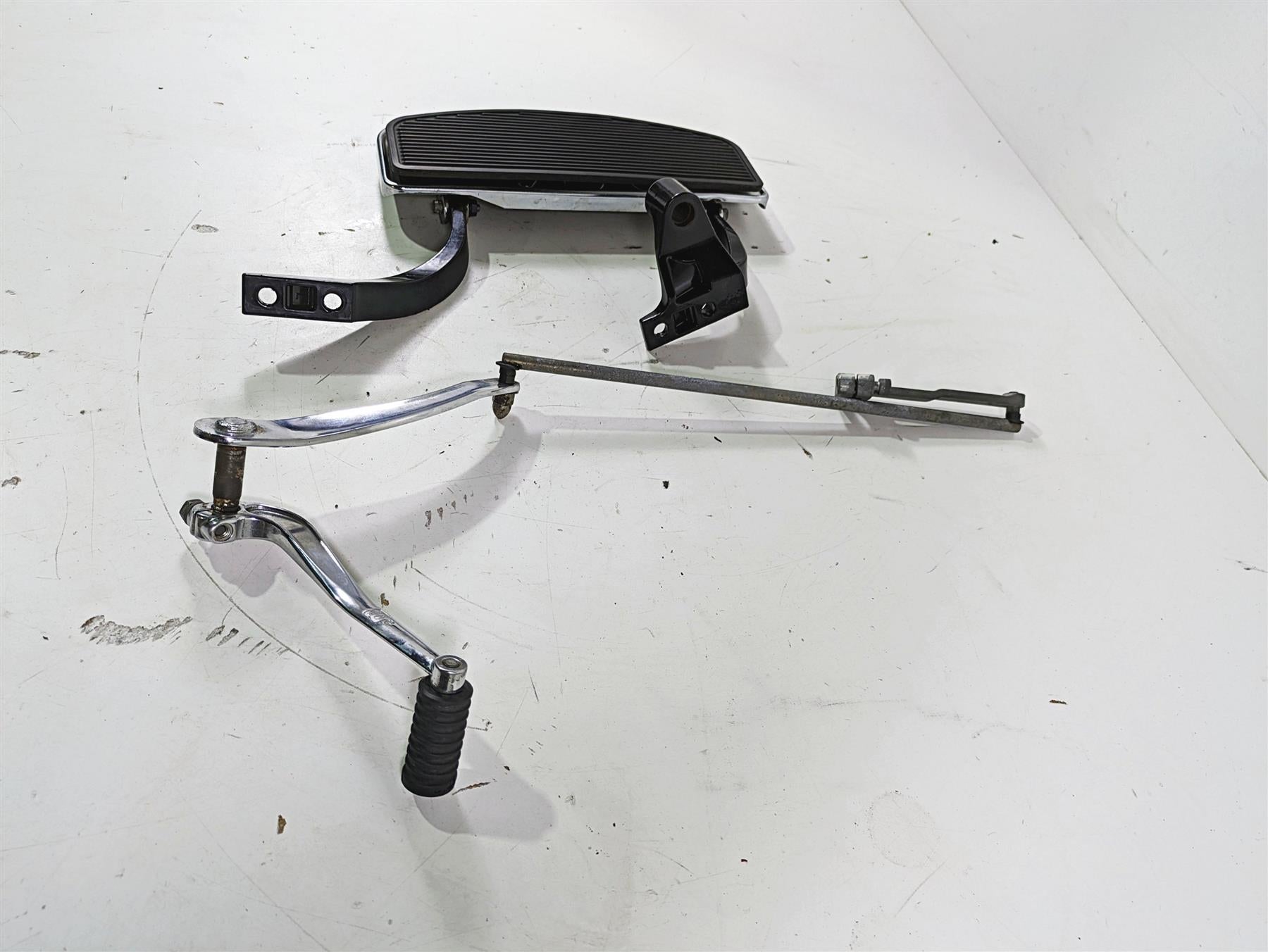 2012 Harley FLD Dyna Switchback Left Floor Board & Shifter 54174-12 34887-06 {{ shop.shopifyCountryName }} - Mototech271