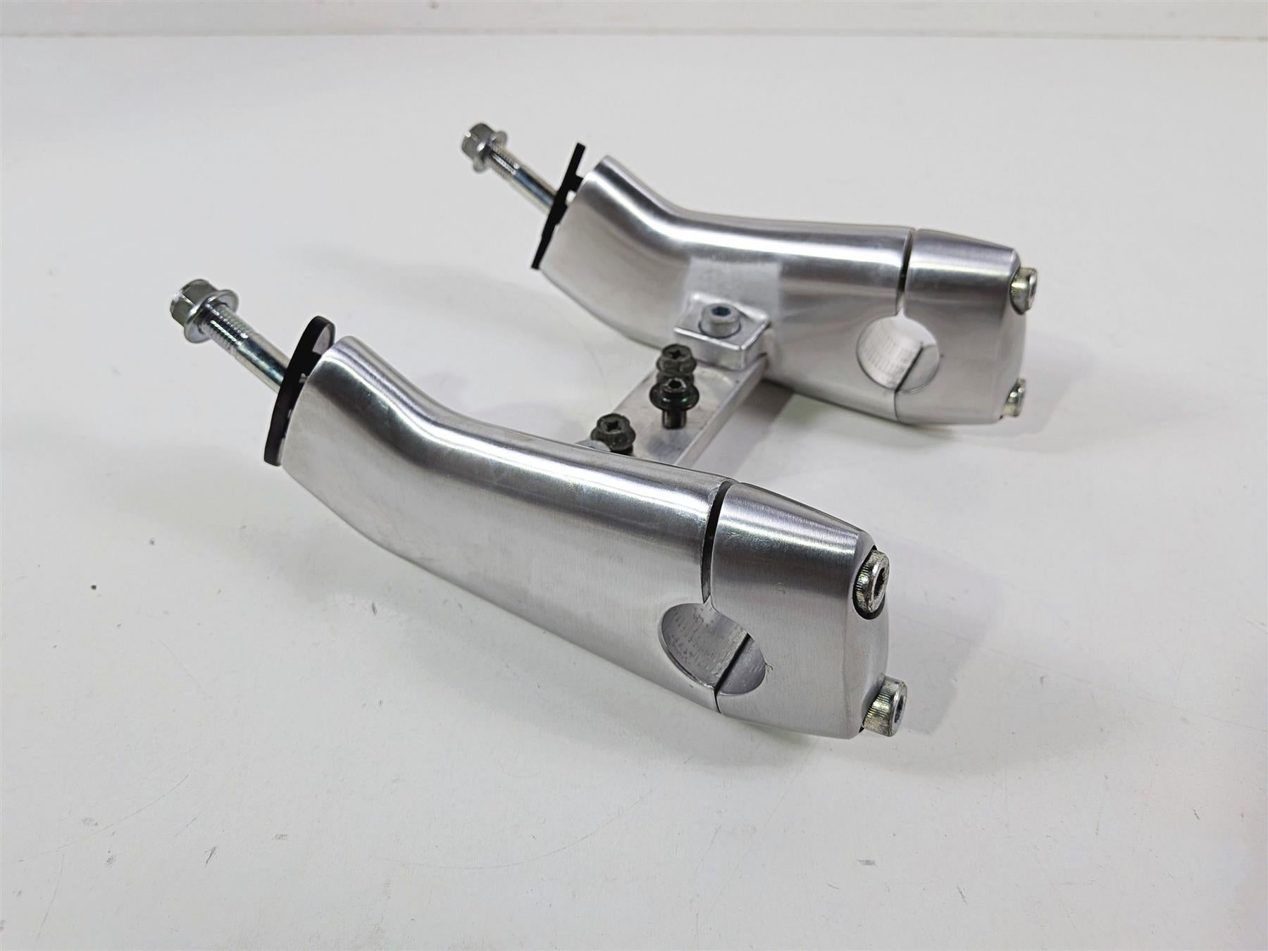 2005 Suzuki VZ800 M50 Boulevard Handlebar Holder Risers 56224-39G00 56225-39G00 {{ shop.shopifyCountryName }} - Mototech271