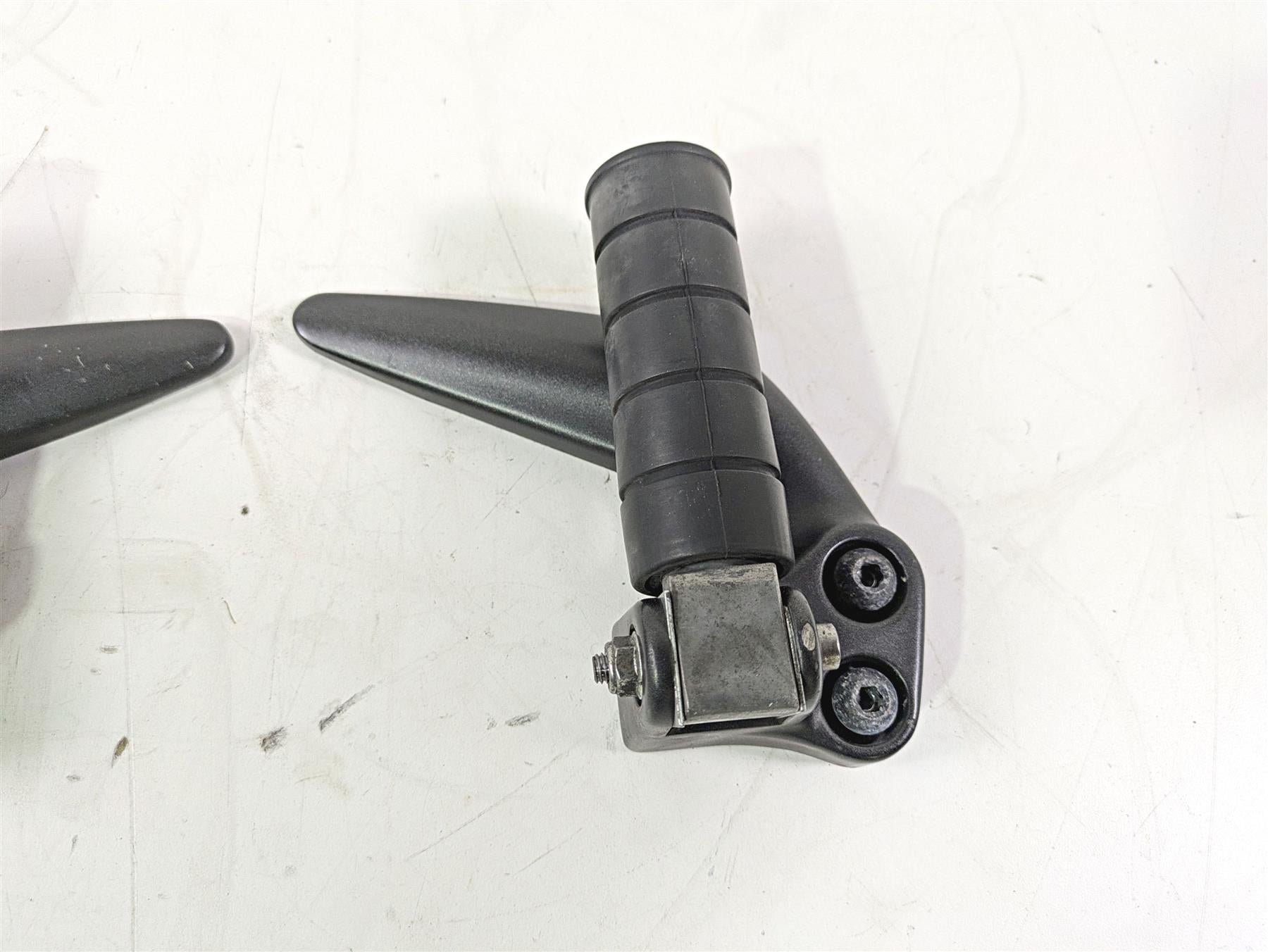 2008 Yamaha XVS1300 V-Star Tourer Rear Passenger Footpeg Set 3D8-27430-00-00 {{ shop.shopifyCountryName }} - Mototech271