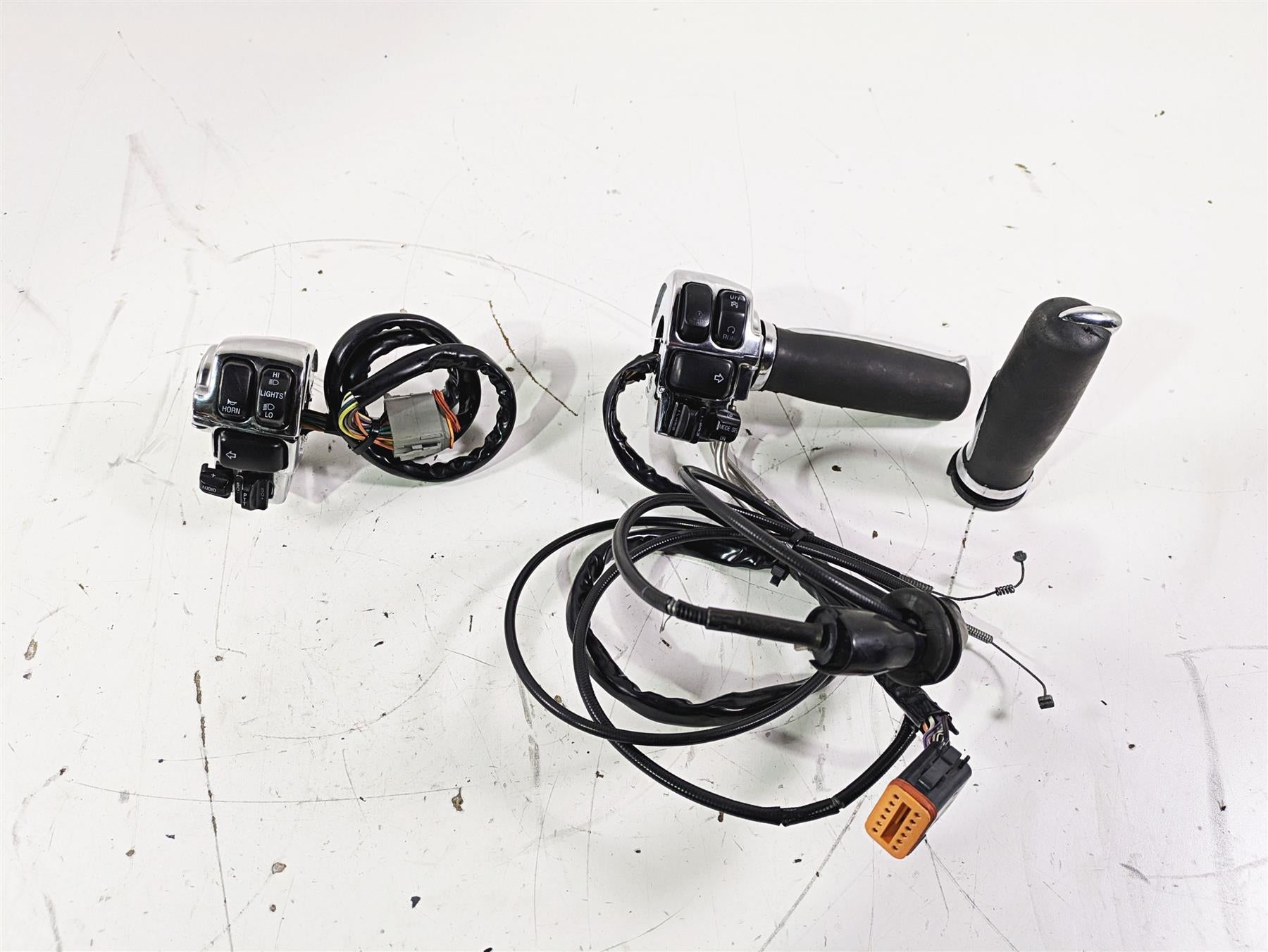 2003 Harley Touring FLHTCUI E-Glide 100th Chrome Control Switch Set 71597-96 {{ shop.shopifyCountryName }} - Mototech271