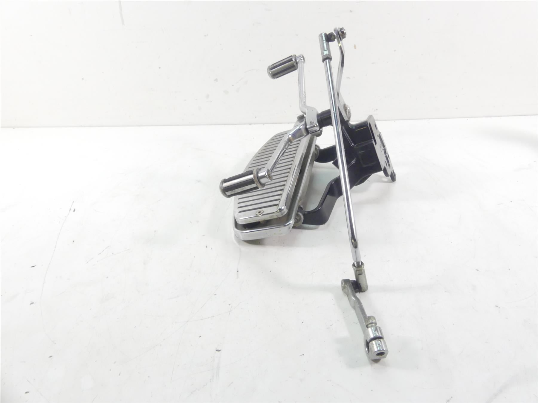 2005 Harley Softail FLSTSC Heritage Springer Left Front Floorboard 33630-00 {{ shop.shopifyCountryName }} - Mototech271