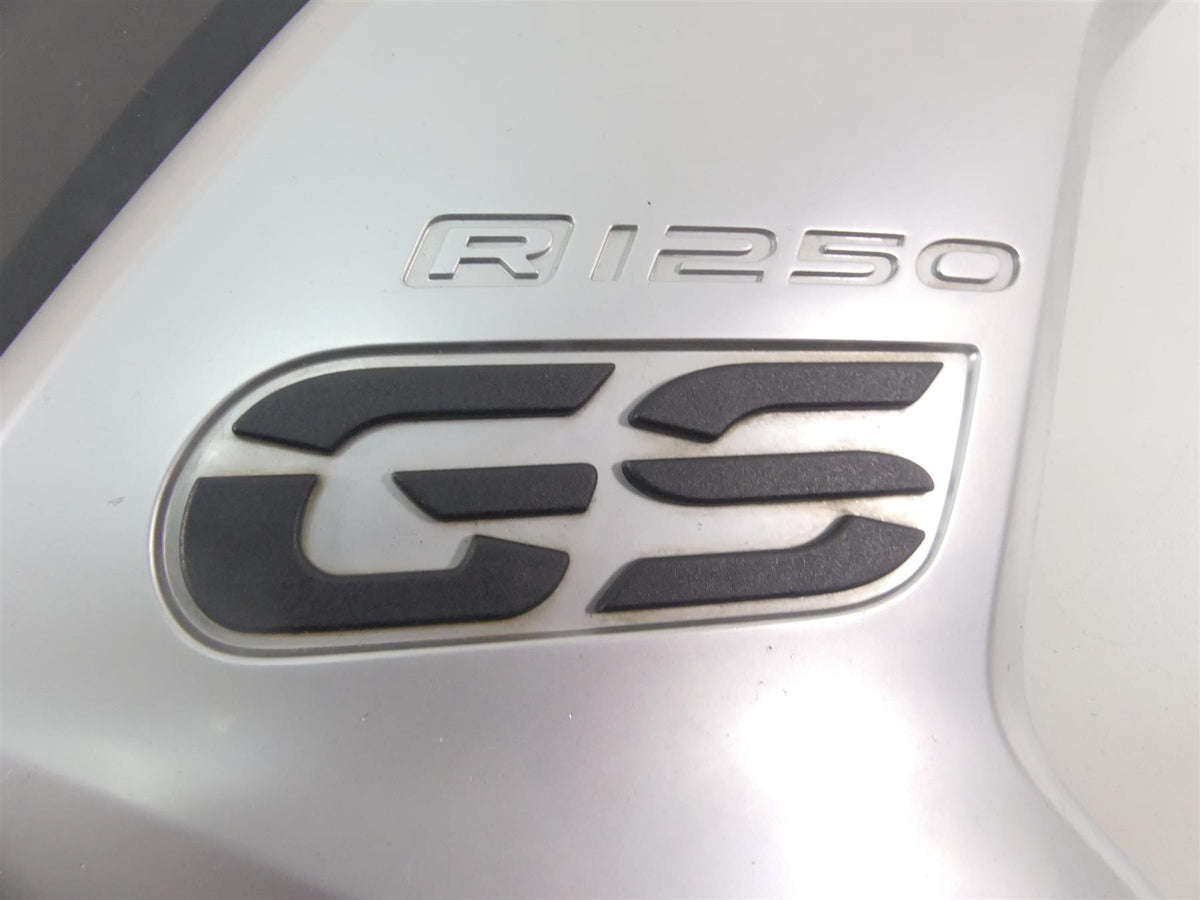 2019 BMW R1250GS K50 Right Side Intake Fairing & Emblem 46638556656 46638392882 {{ shop.shopifyCountryName }} - Mototech271