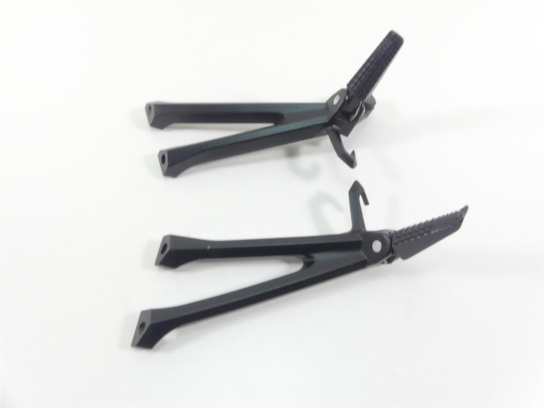 2022 Suzuki GSXR750 Rear Passenger Footpeg Foot Rest Set 43600-14J30 43700-14J30 {{ shop.shopifyCountryName }} - Mototech271