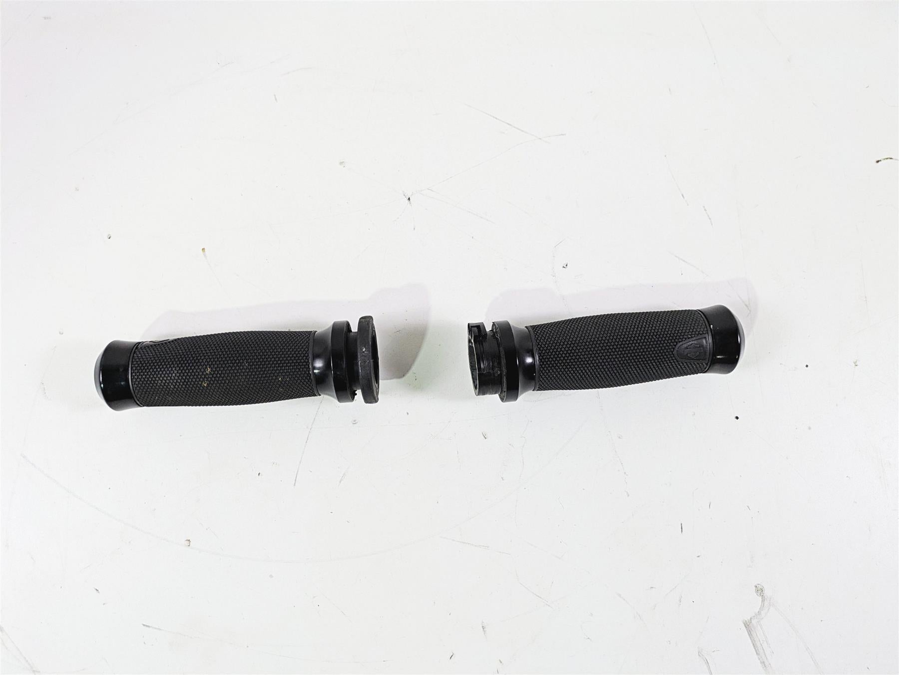 2015 Harley FXDF Dyna Fat Bob Get-A-Grip Hand Grip Set 56100008 {{ shop.shopifyCountryName }} - Mototech271
