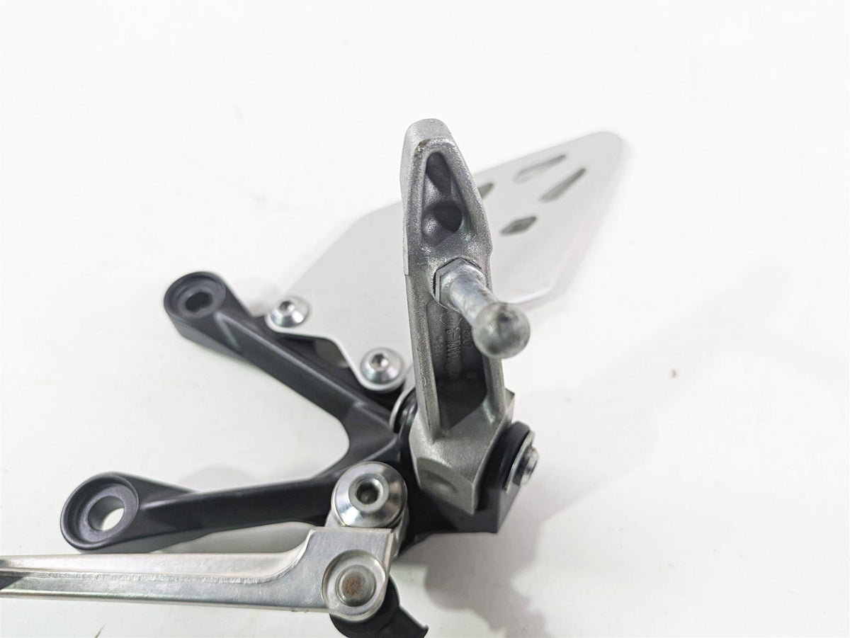 2024 Kawasaki ZX6R ZX636 Ninja Left Footpeg Foot Peg Shifter Set 35063-0160-18R {{ shop.shopifyCountryName }} - Mototech271