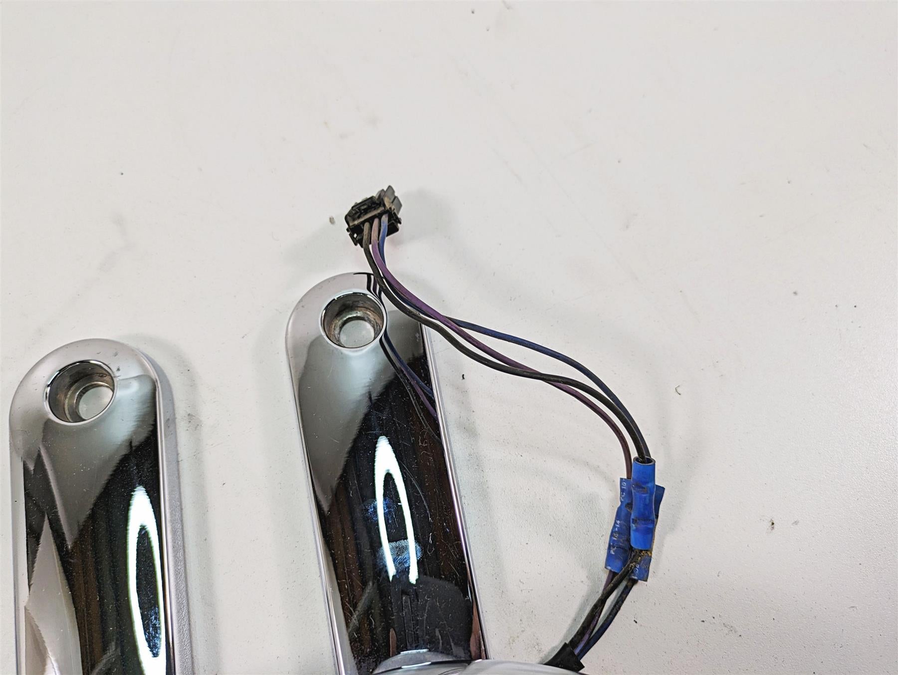 2006 Harley Touring FLHXI Street Glide Front Blinker Turn Signal Set 69278-06 {{ shop.shopifyCountryName }} - Mototech271