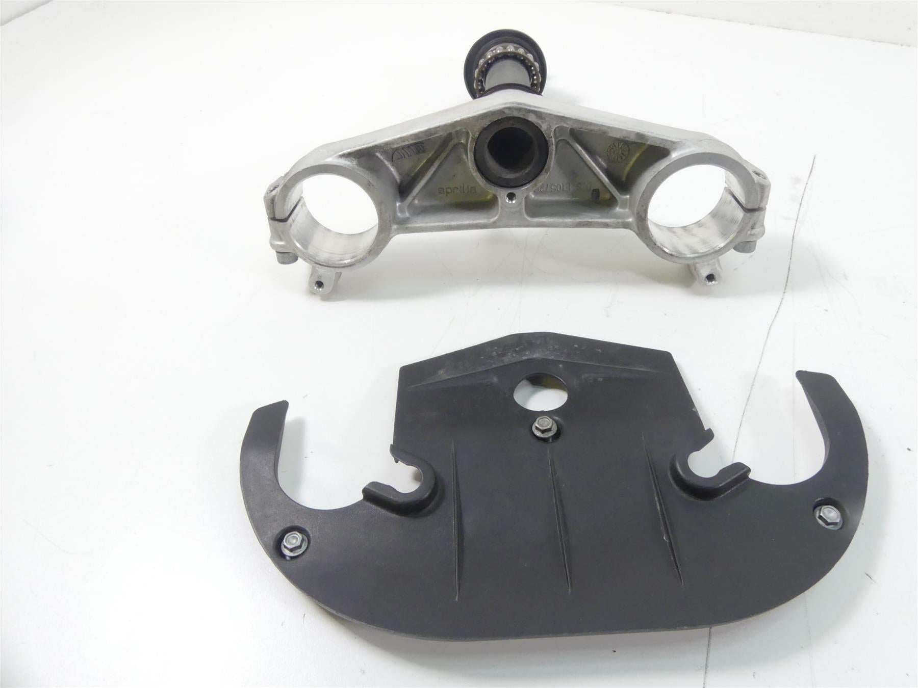 2004 Aprilia RSV 2 1000R Mille Lower Triple Tree AP8163122 {{ shop.shopifyCountryName }} - Mototech271