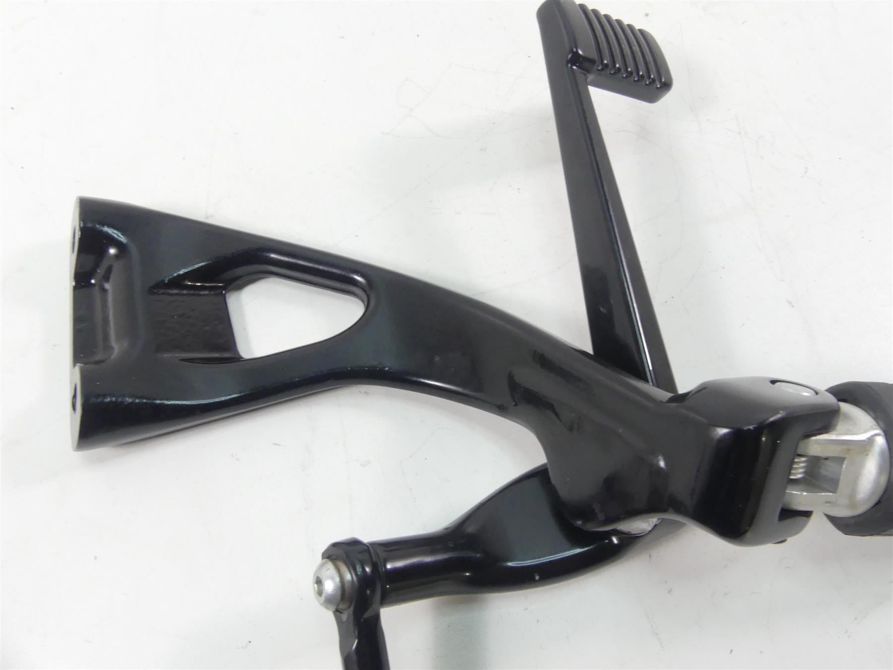 2022 Harley Softail FXBBS Street Bob Right Footpeg Brake Pedal Set 50500601 {{ shop.shopifyCountryName }} - Mototech271