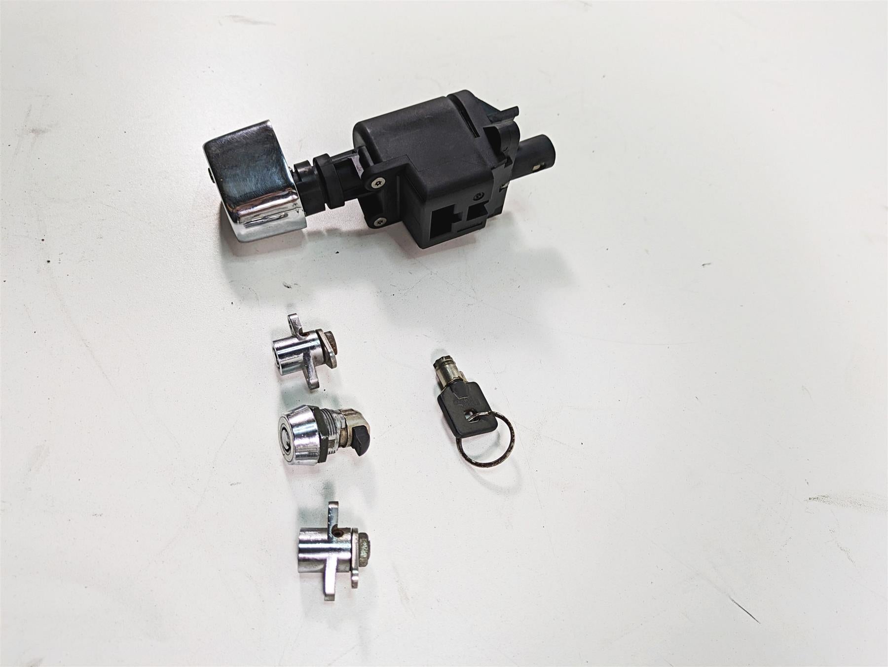 2006 Harley Touring FLHXI Street Glide Ignition Switch Key Lock Set 71572-06 {{ shop.shopifyCountryName }} - Mototech271
