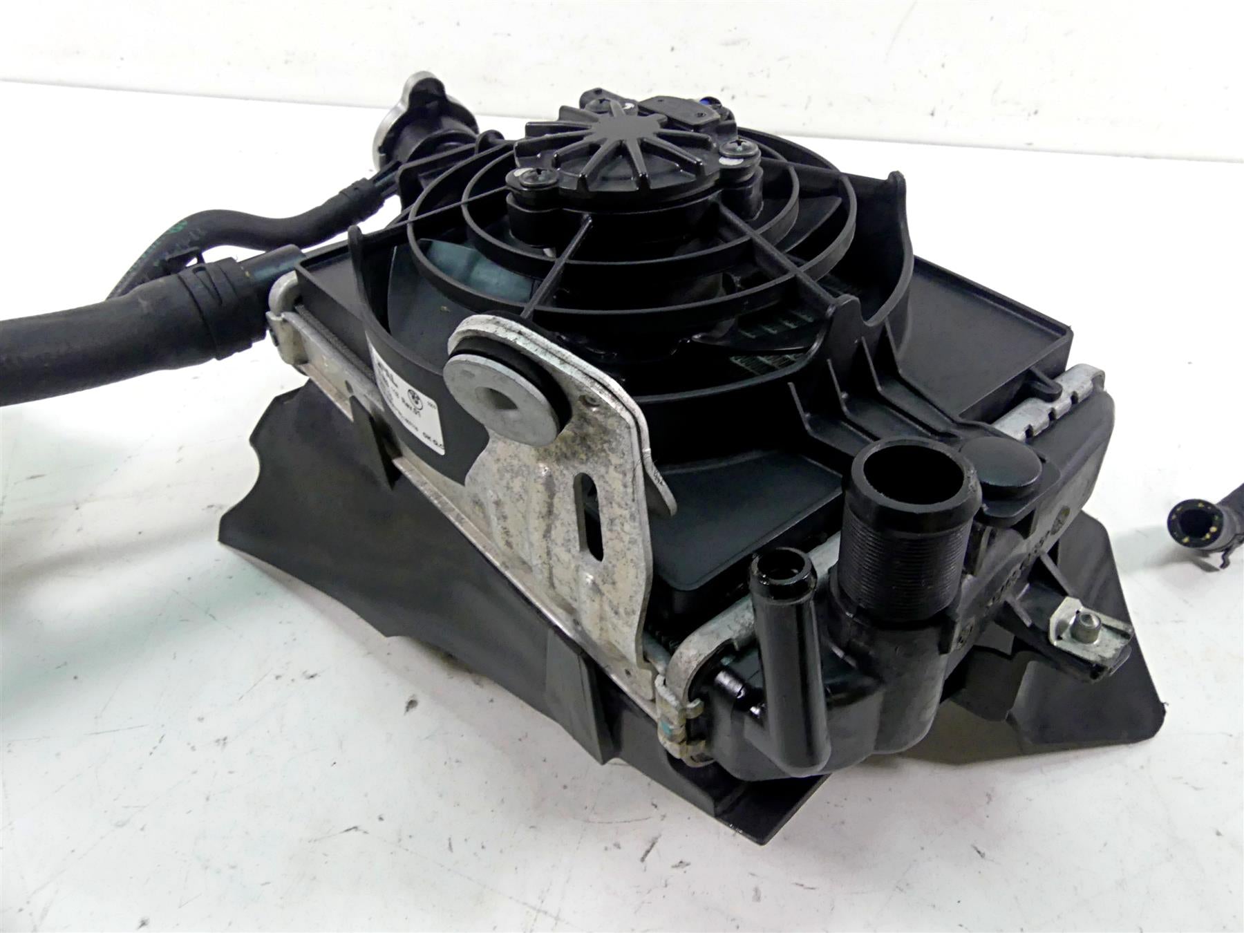 2015 BMW R1200GS GSW K50 Right Radiator + Reservoir Fan & Cover Set 17118546416 {{ shop.shopifyCountryName }} - Mototech271