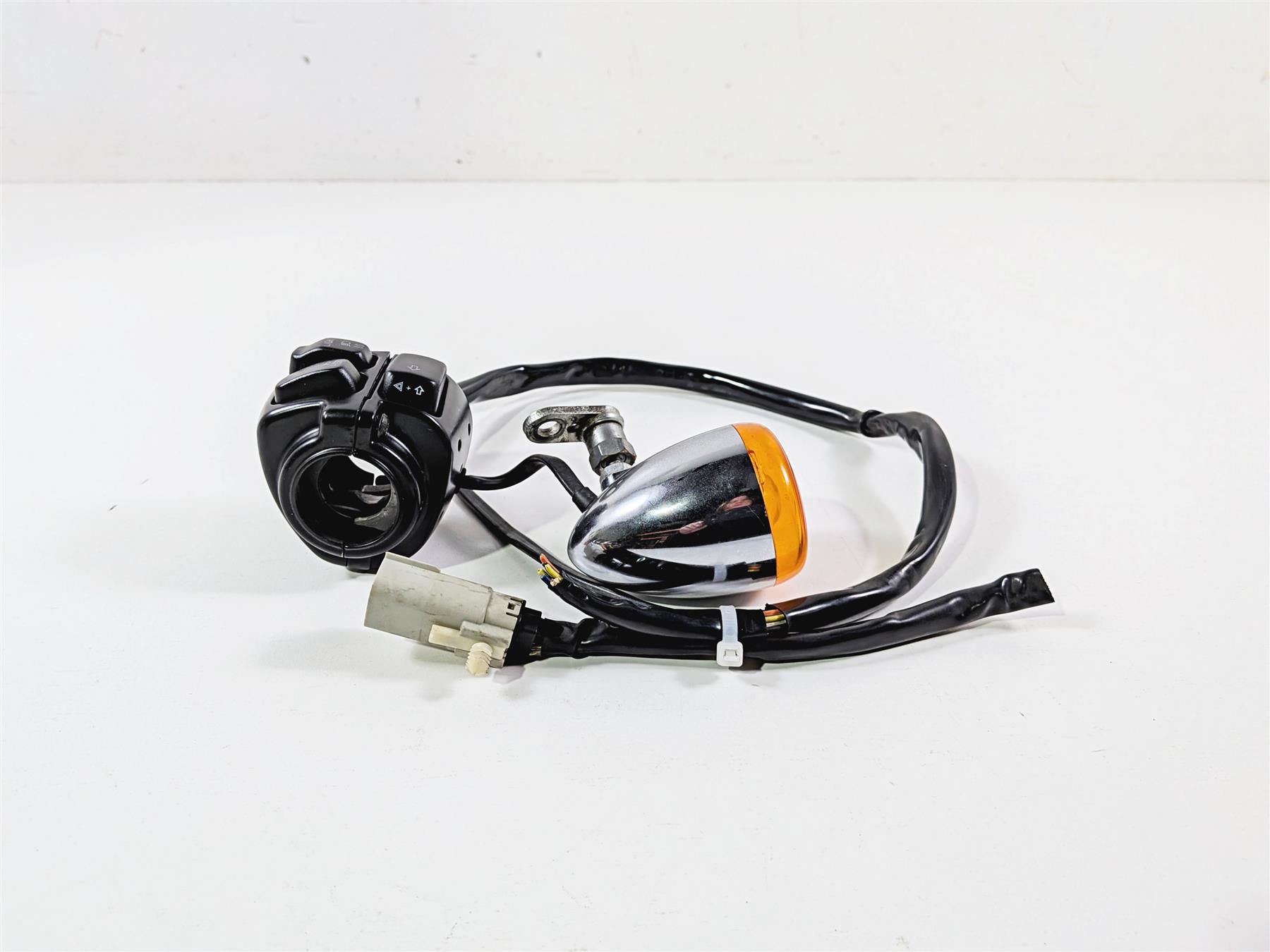 2009 Harley FXCWC Softail Rocker Left Hand Control Switch Turn Signal 71682-06 {{ shop.shopifyCountryName }} - Mototech271