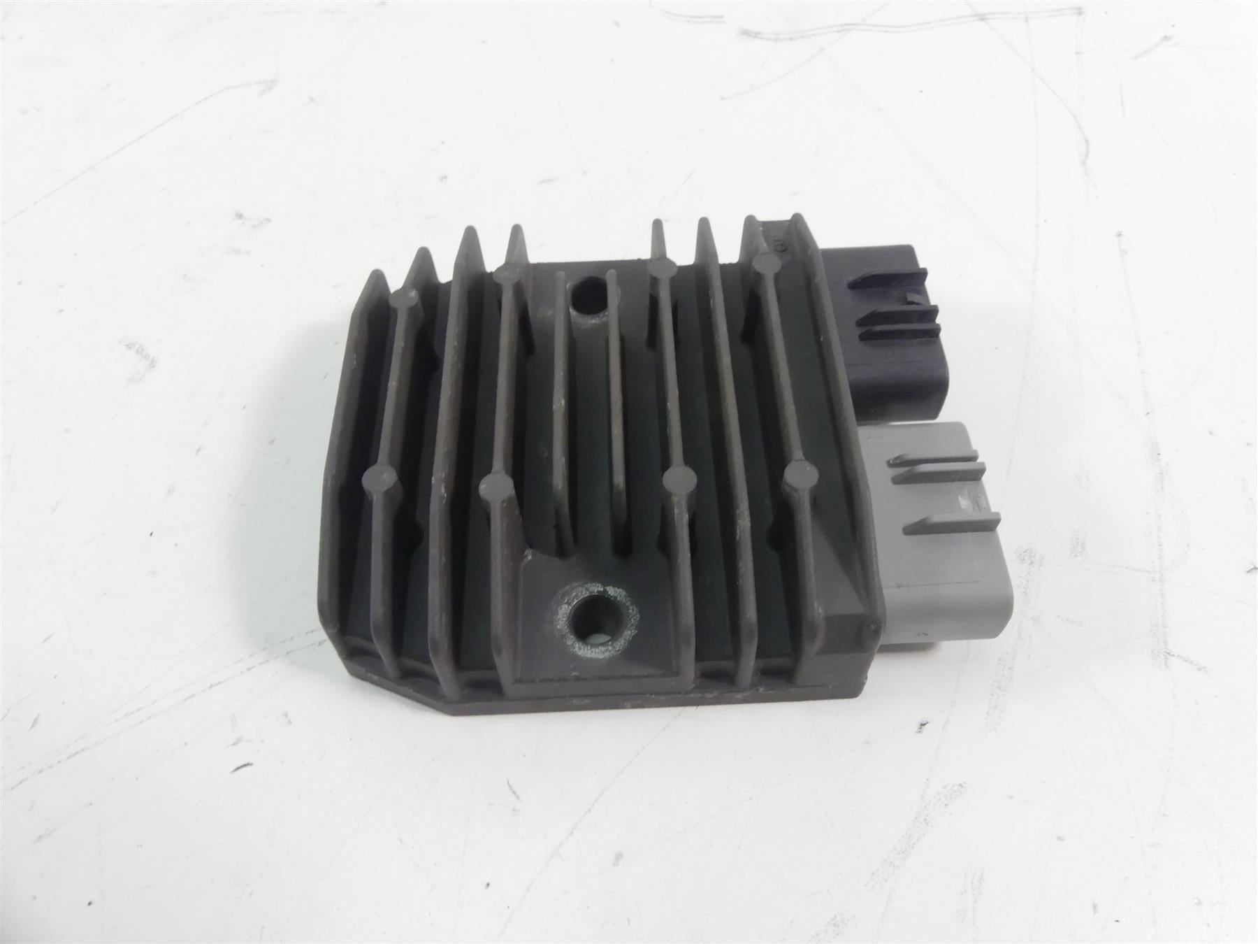 2007 Yamaha FZ1 Fazer Rectifier Voltage Regulator FH012AA 1D7-81960-01-00 {{ shop.shopifyCountryName }} - Mototech271