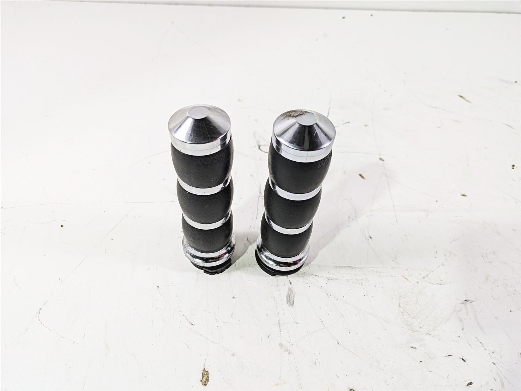 2005 Harley Softail FLSTSCI Heritage Springer Avon Air Cushion Grip Set AIR-90 {{ shop.shopifyCountryName }} - Mototech271