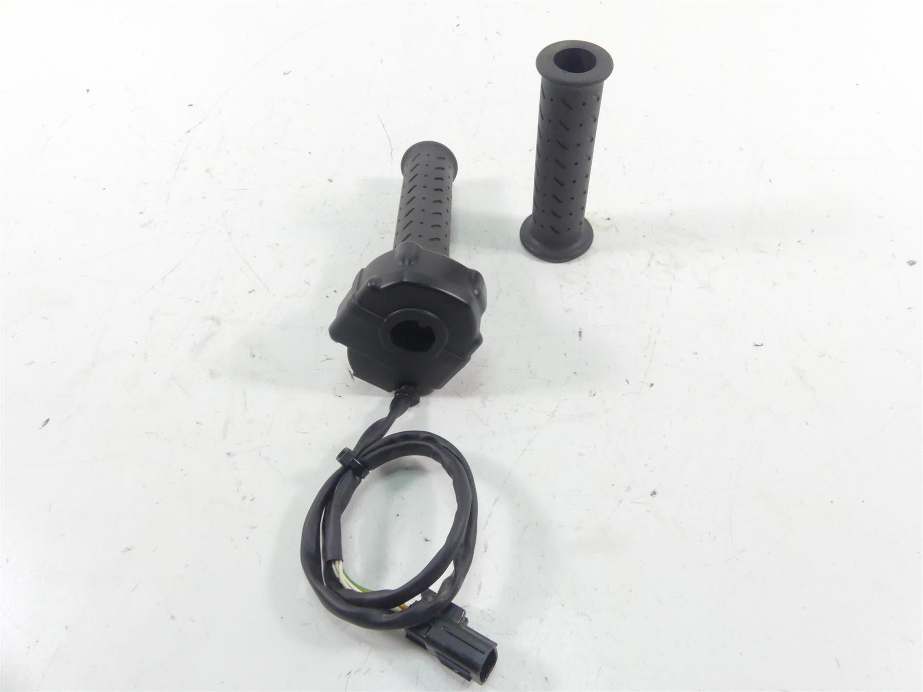 2017 Triumph Thruxton 1200 R Fly Ride By Wire Throttle Grip Handle Set T2044045 {{ shop.shopifyCountryName }} - Mototech271