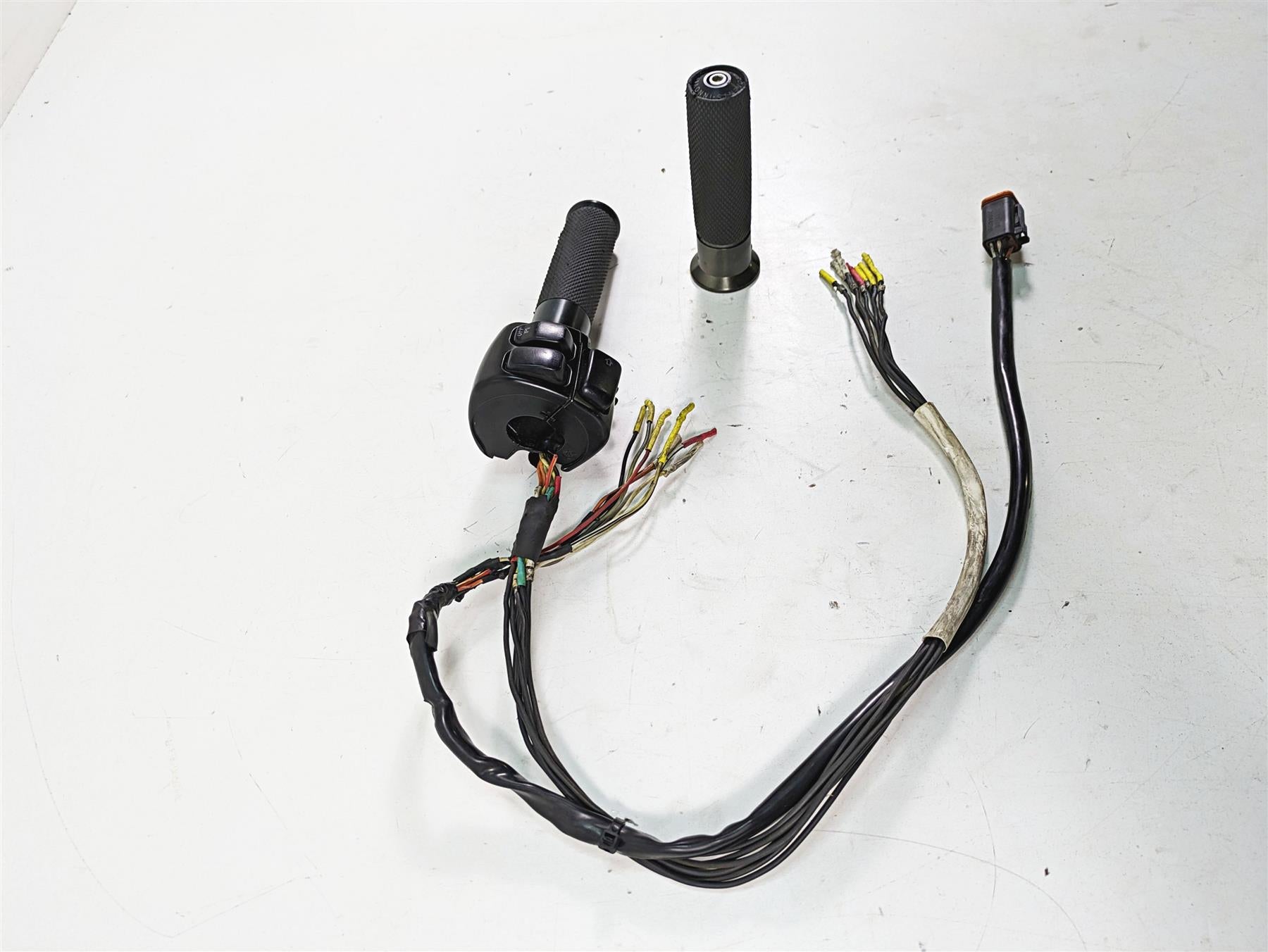 2005 Harley Dyna FXDL Low Rider Right Hand Control Switch - Read 71684-06A {{ shop.shopifyCountryName }} - Mototech271