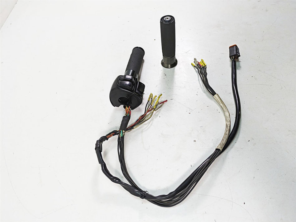 2005 Harley Dyna FXDL Low Rider Right Hand Control Switch - Read 71684-06A {{ shop.shopifyCountryName }} - Mototech271