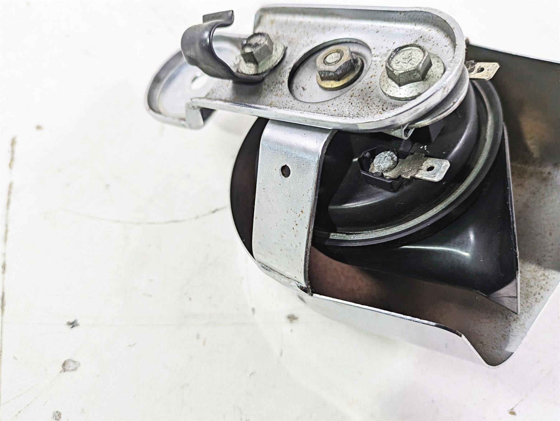 2004 Harley Softail FLSTF Fat Boy Horn & Cover 61300478A {{ shop.shopifyCountryName }} - Mototech271