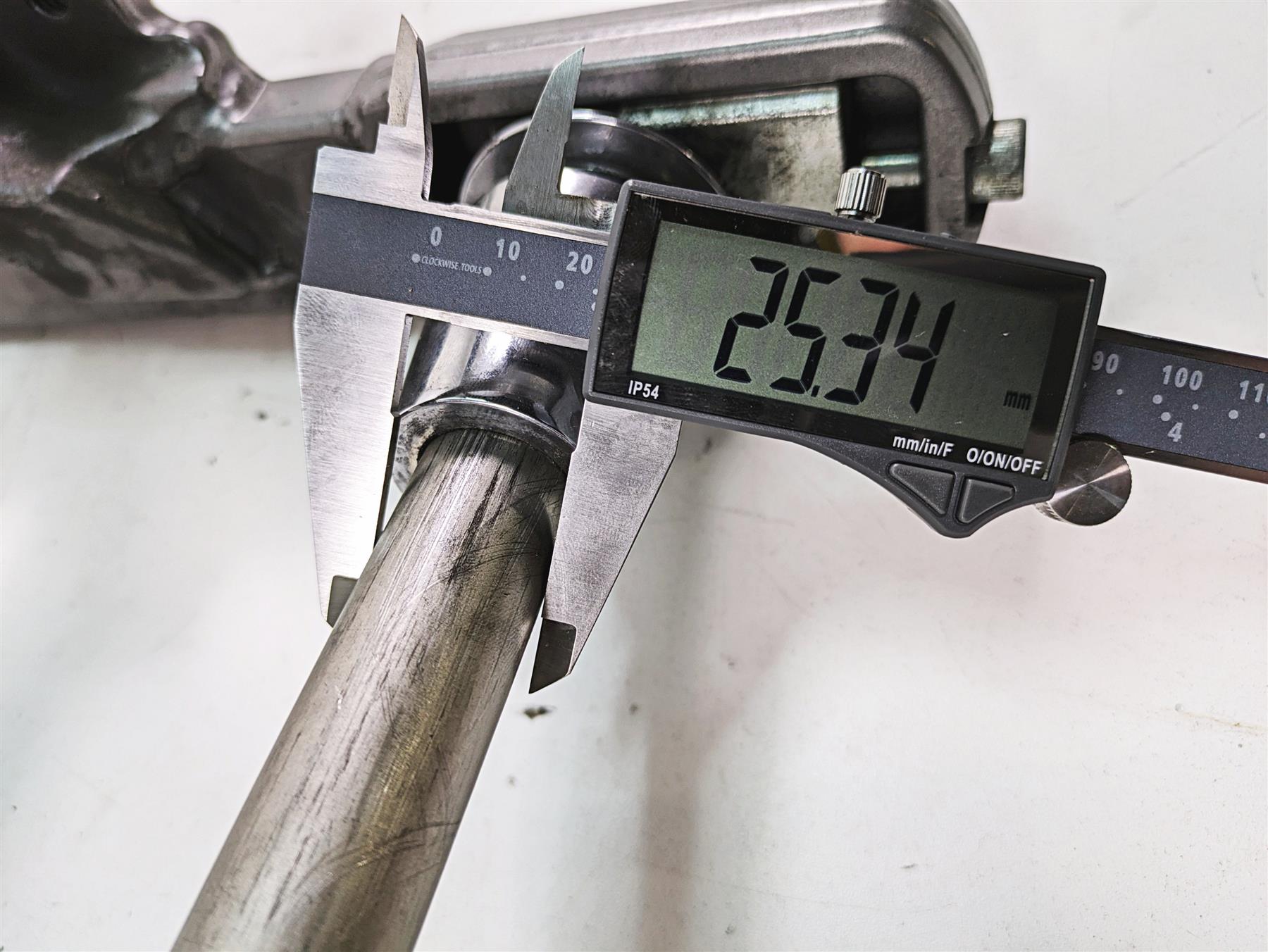 2009 Harley Dyna FXDFSE CVO Fat Bob Rear Swingarm Swing Arm + 1" Axle 48656-09B {{ shop.shopifyCountryName }} - Mototech271