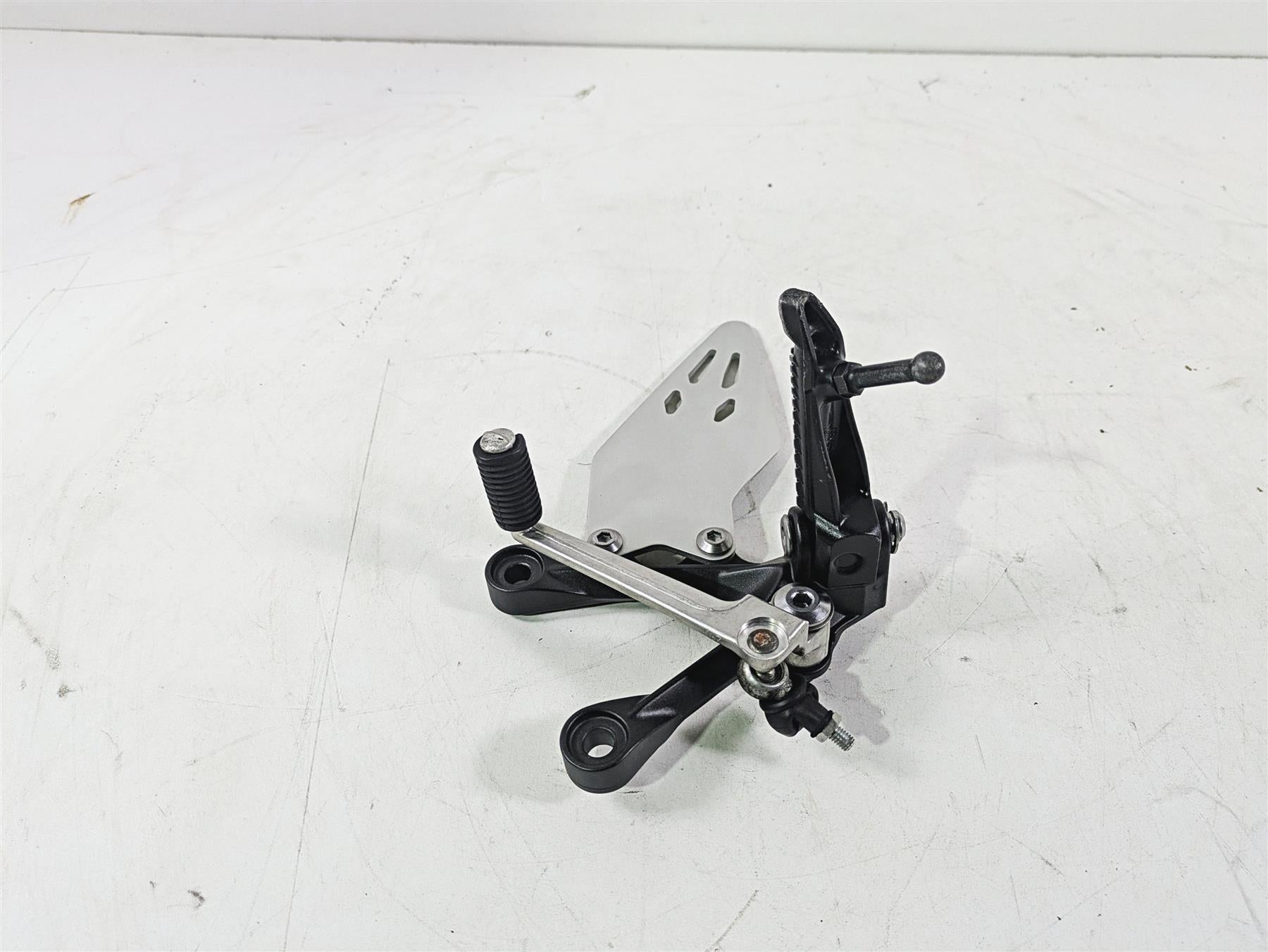 2020 Kawasaki ZX6R Ninja Left Footpeg Foot Peg Shifter Lever 35063-0160-18R {{ shop.shopifyCountryName }} - Mototech271