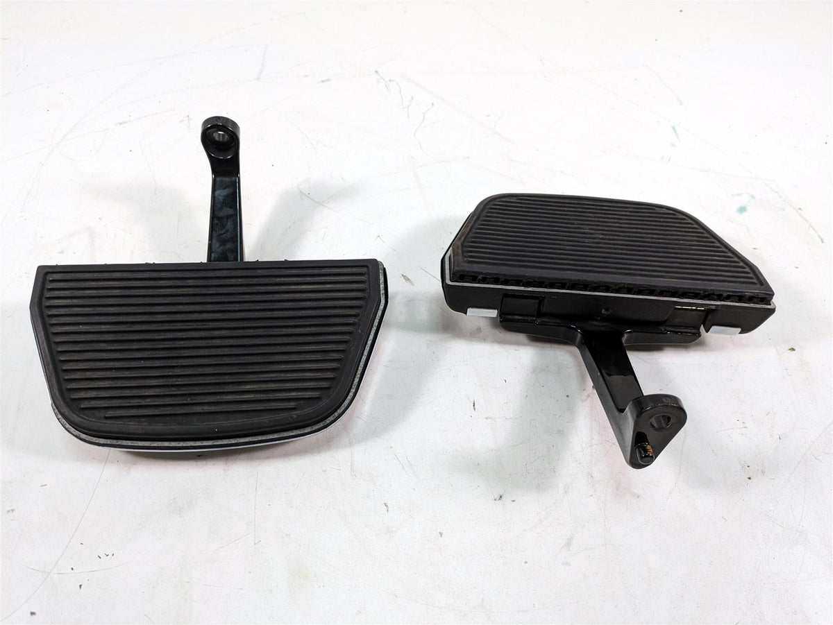 2006 Harley Touring FLHTCUI Electra Glide Passenger Floor Board Set 52719-93B {{ shop.shopifyCountryName }} - Mototech271