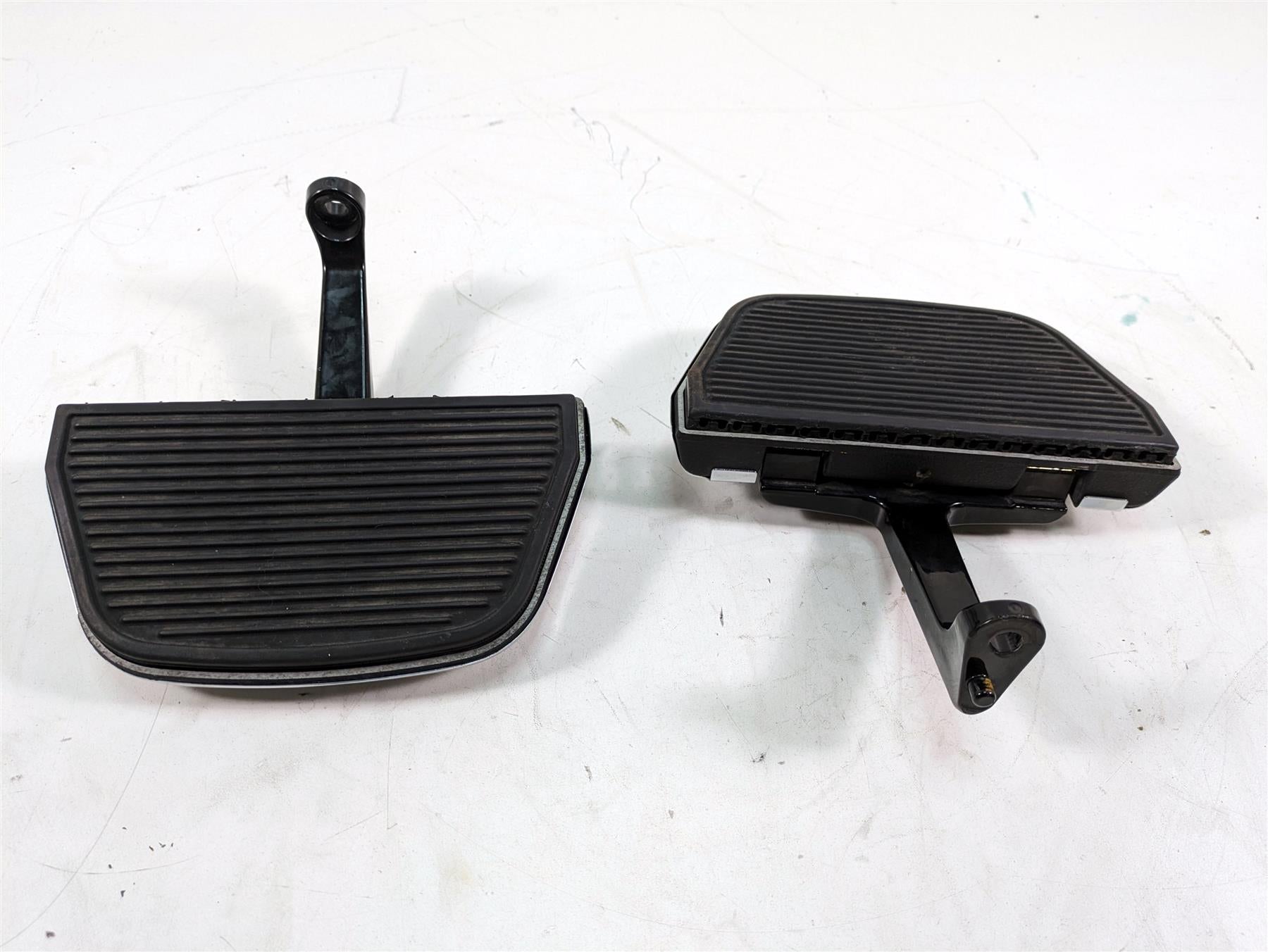 2006 Harley Touring FLHTCUI Electra Glide Passenger Floor Board Set 52719-93B {{ shop.shopifyCountryName }} - Mototech271