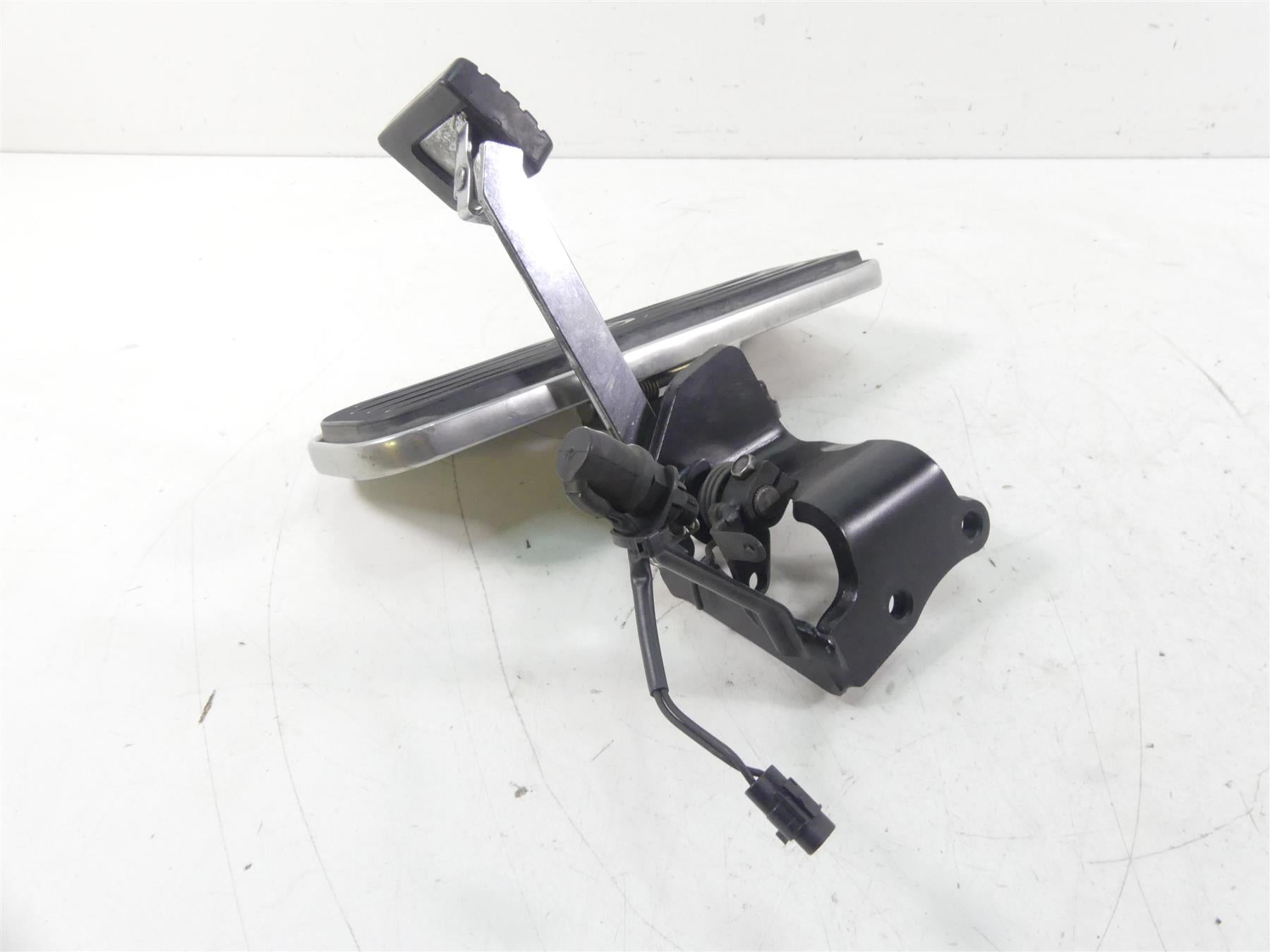 2002 Yamaha XVS1100 V-Star Right Footboard + Brake Pedal Set 5KS-27420-00-00 {{ shop.shopifyCountryName }} - Mototech271