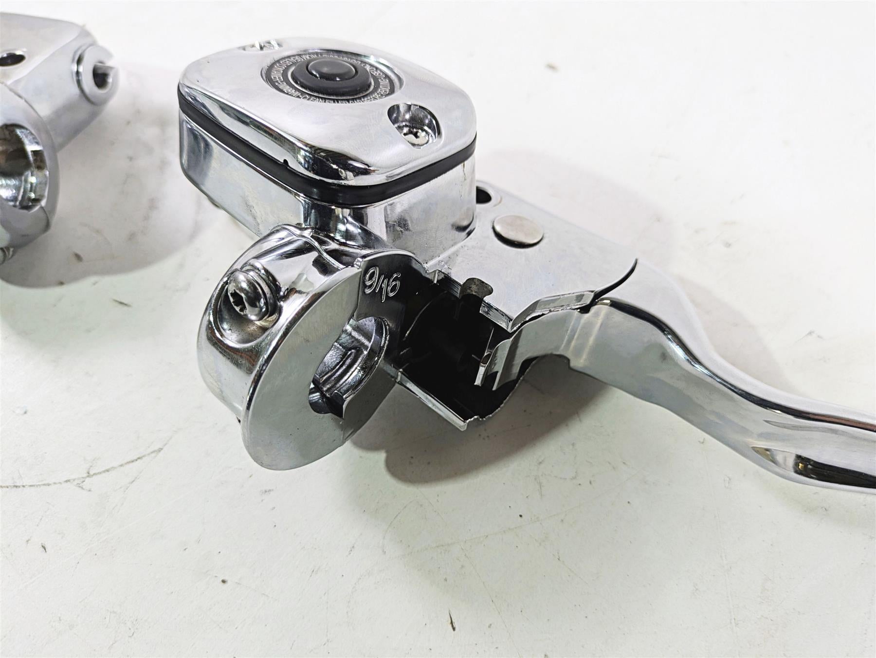 2004 Harley Softail FLSTF Fat Boy Chrome Brake Master Cylinder Set 9/16 45019-96 {{ shop.shopifyCountryName }} - Mototech271