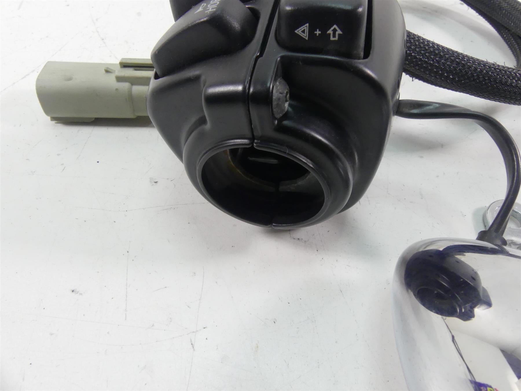 2010 Harley FXDWG Dyna Wide Glide Left Hand Control Switch & Blinker 71682-06A {{ shop.shopifyCountryName }} - Mototech271
