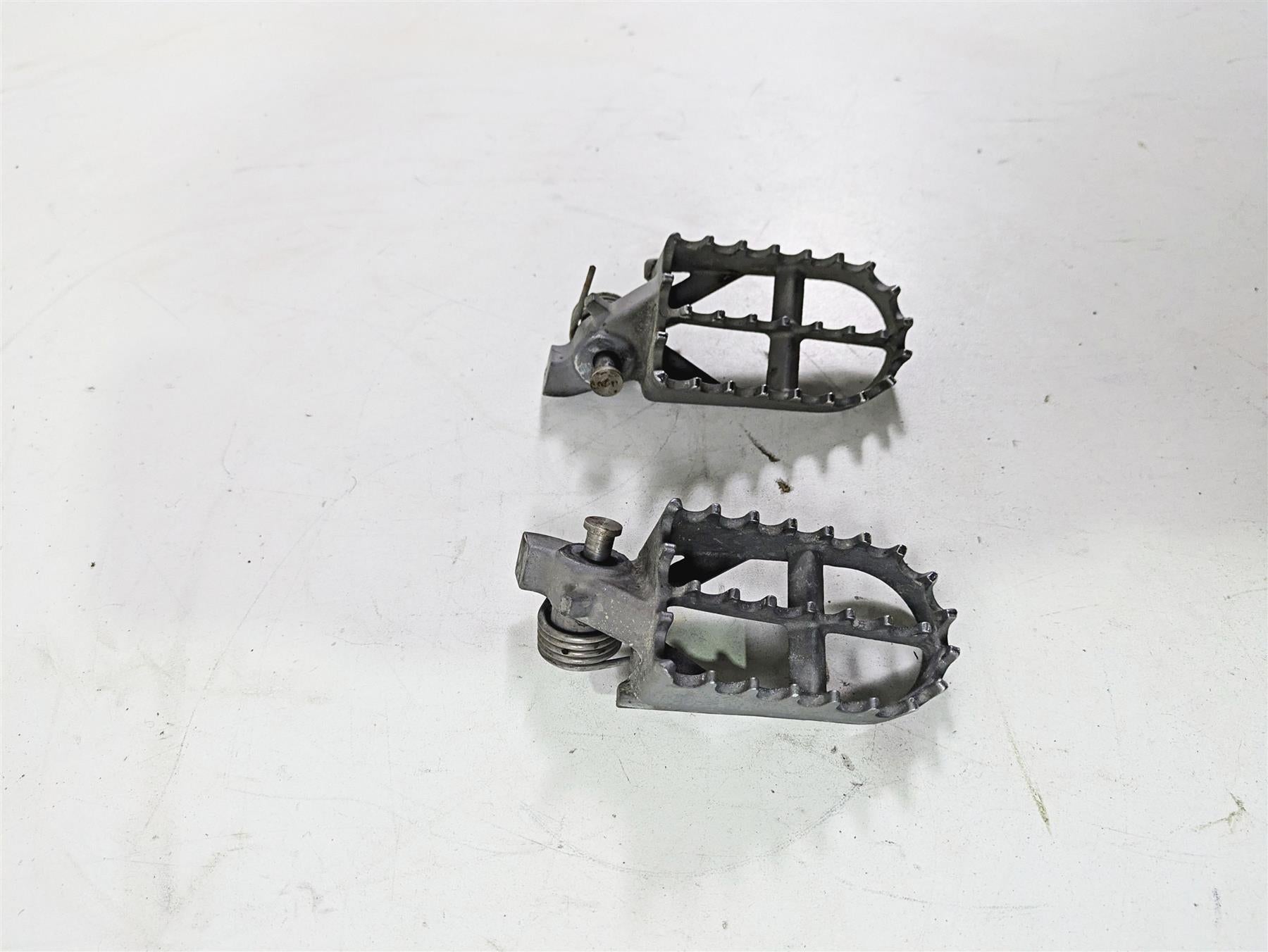2009 BMW R1200GS K255 Adv Front Footpeg Foot Peg Set 46717694557 46717694558 {{ shop.shopifyCountryName }} - Mototech271