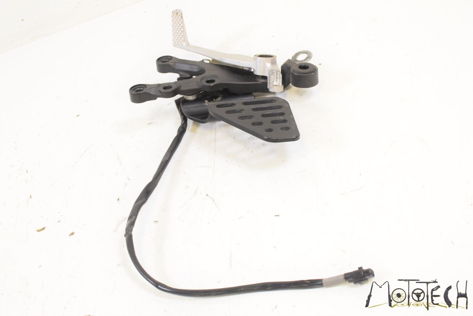 2012 Yamaha YZFR6 YZF R6 Front Right Footpeg Mount & Brake Pedal 2C0-27443-10-00 {{ shop.shopifyCountryName }} - Mototech271
