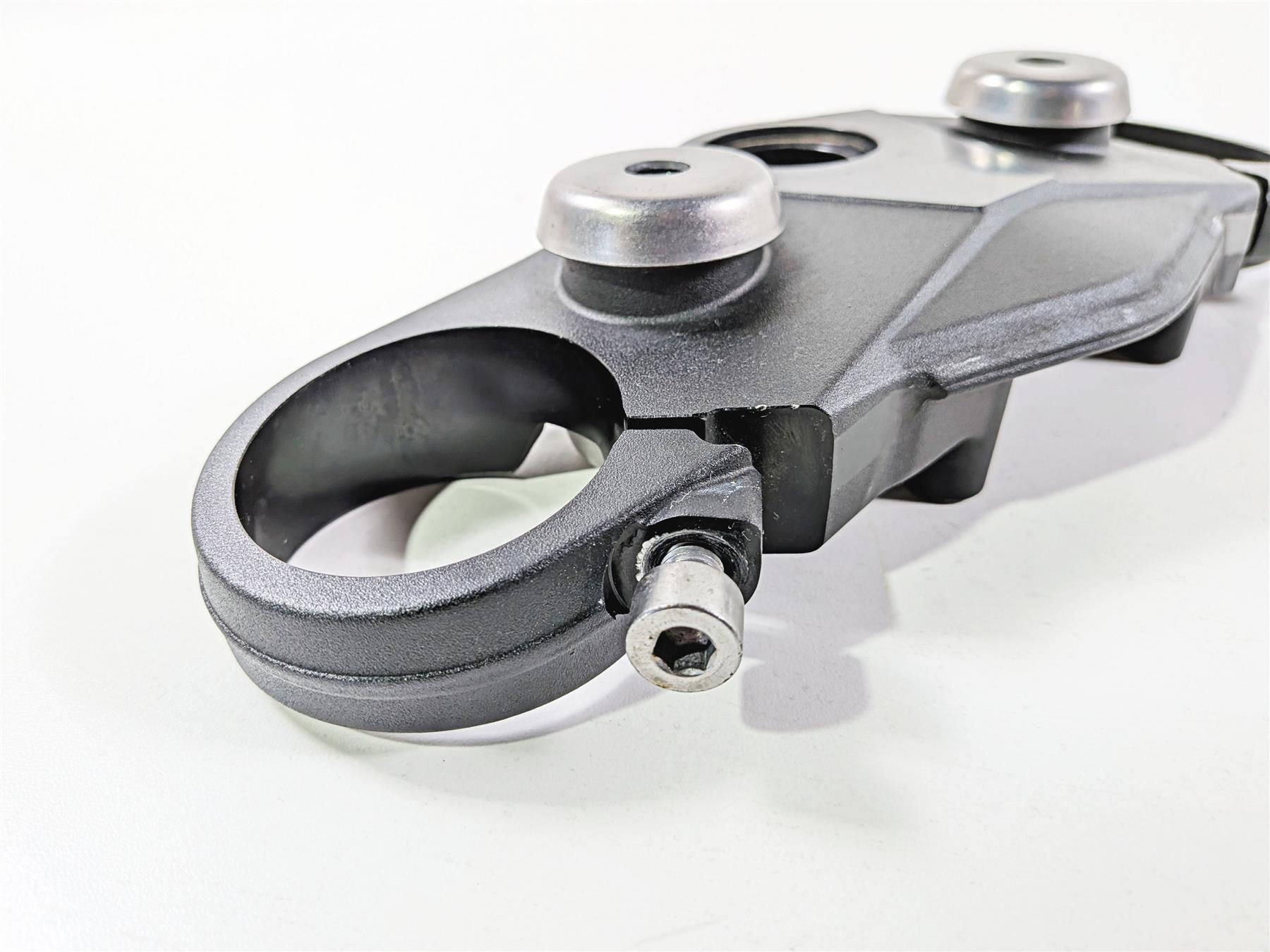 2019 Triumph Speed Triple RS 1050 Upper Triple Tree Steering Clamp T2042324 {{ shop.shopifyCountryName }} - Mototech271