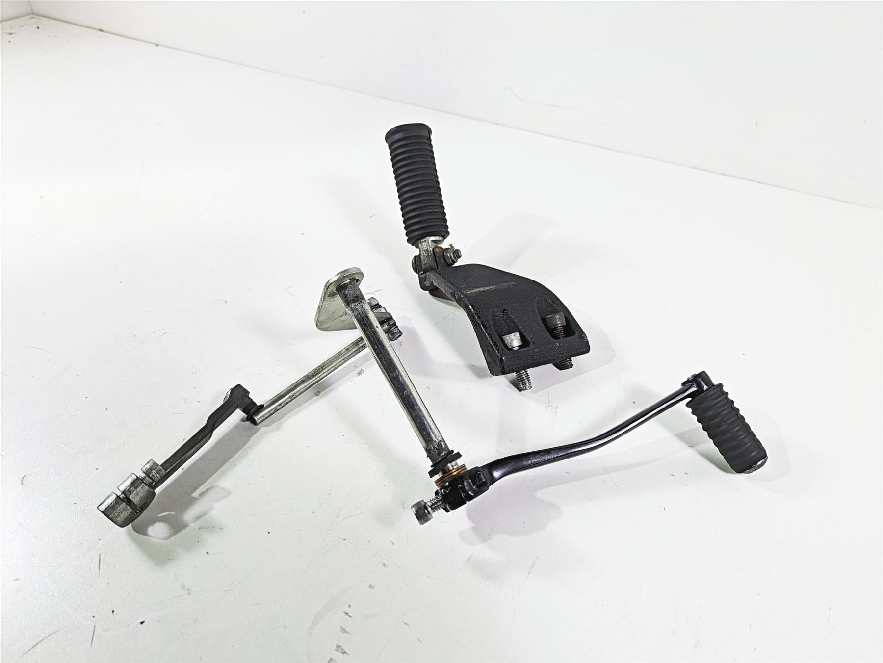 2017 Harley Dyna FXDB Street Bob Front Left Mid Footpeg & Shifter 50667-07 {{ shop.shopifyCountryName }} - Mototech271